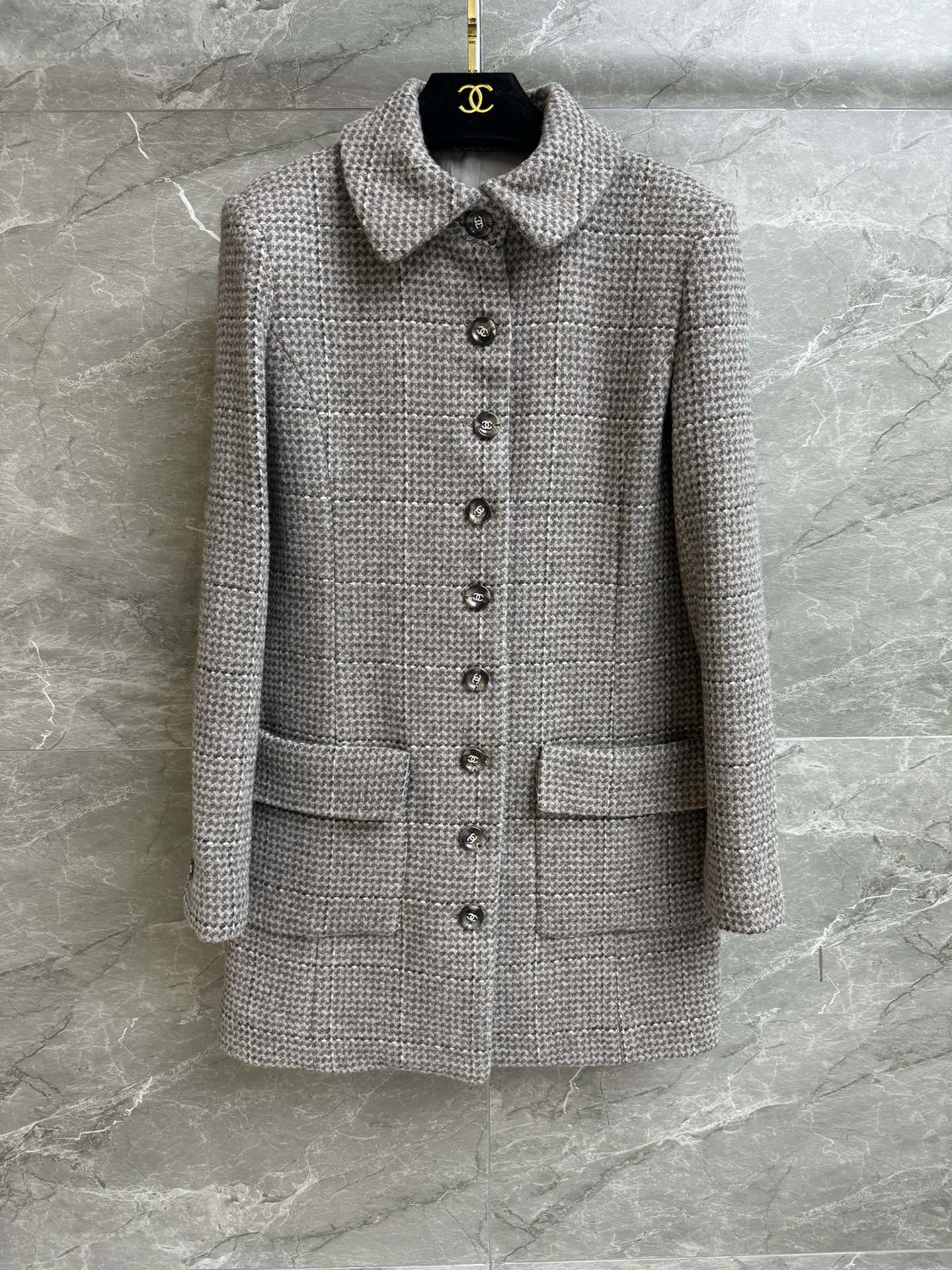 NO:315915,New autumn and winter models are available. Xiangjia gray mid-length jacket. Handicraft series. Lapel single-breasted design. Exquisite double C button decoration embellishment. Gray checked color scheme. Retro and high-end. Customized wool tweed fabric. Silk jacquard lining. Slim fit. Upper body looks slim and temperament. Full trademark sizes. SML, chanel, jackets & coats, real silk, alexander wang.19860909秋冬新款上新啦 香家灰色中长款外套 手工坊系列 翻领单排扣设计 精致双C纽扣装饰点缀 灰色格纹配色 复古又高级 定制羊毛软呢面料 真丝提花内衬 修身版型 上身显瘦又气质 商标齐全 尺码SML,,chanel,jackets & coats,real silk,alexander wang,Women's clothing