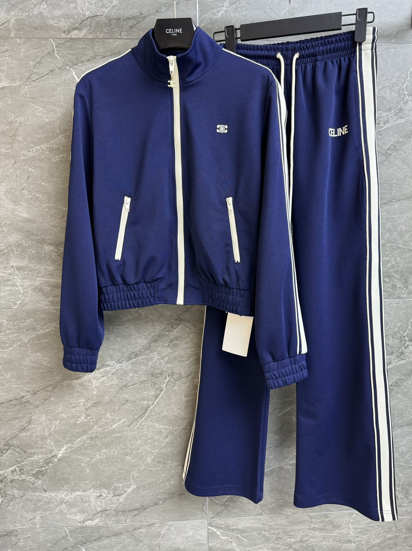 NO:313927,The new style of tops and pants in early spring is available. CL casual sports suit. Early spring series. Stand-collar zipper jacket   sports sweatpants. Blue and white contrasting webbing splicing. Classic logo embroidery. Exquisite and fashionable. Casual sports style. Very age-reducing. Fabric breathable and comfortable. Loose style. Not to be picked. Full trademark. SML,, jackets & coats, alexander wang.19860909上衣裤子早春新款上新啦 CL休闲运动套装 早春系列 立领拉链夹克 运动卫裤 蓝白撞色织带拼接 经典logo刺绣点缀 精致时髦 休闲运动风 非常减龄 面料透气舒适 宽松版型 不挑人穿 商标齐全 尺码SML,,jackets & coats,alexander wang,Women's clothing