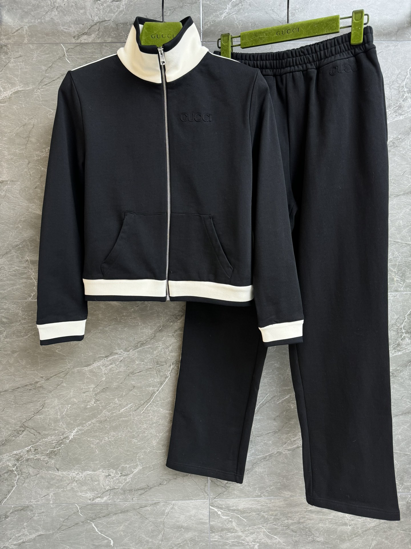 NO:314586,New styles for early spring are available. G home black and white color-blocking sports suit. Early spring series. Stand-collar zipper jacket   sports sweatpants. Black and white color-blocking logo patch embroidery. Casual and simple sports style. Customized fabric breathable and comfortable. Loose style. Not to be picked. Full trademark sizes. SM, gucci, jackets & coats, jackets & coats, alexander wang.19860909外套裤子早春新款上新啦 G家黑白拼色运动套装 早春系列 立领拉链夹克 运动卫裤 黑白拼色 logo贴布刺绣点缀 休闲简约运动风 定制面料透气舒适 宽松版型 不挑人穿 商标齐全 尺码SM,,gucci,jackets & coats,jackets & coats,alexander wang,Women's clothing