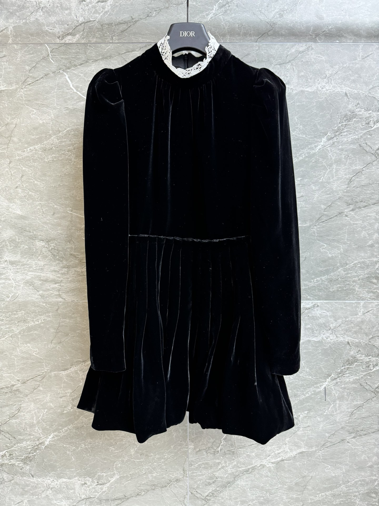 NO:314580,New early spring style is available. D home velvet waist dress. Early spring series. Water-soluble lace lace stand collar collar. Puff sleeve design. French retro elegant and high-end custom velvet fabric. Silk lining. Soft and delicate texture. Pressed pleated waist style. The upper body looks slim and temperament. Full trademark sizes. S,,dior, skirts, real silk, alexander wang.19860909早春新款上新啦 D家丝绒收腰连衣裙 早春系列 水溶蕾丝花边立领领口 泡泡袖设计 法式复古优雅高级 定制丝绒面料 真丝里衬 质感柔软细腻 压褶收腰版型 上身显瘦又气质 商标齐全 尺码S,,dior,skirts,real silk,alexander wang,Women's clothing