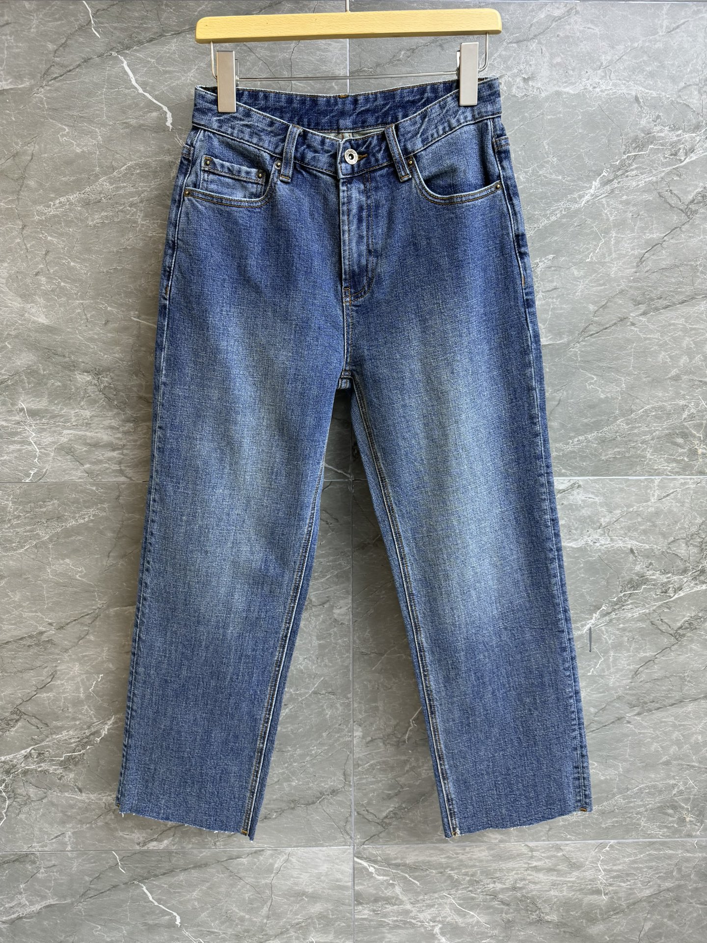 NO:314578,New early spring style is available. Miu dark blue nine-crop jeans early spring series. High waist design. Rear pocket embroidery logo embellishment. Dark blue washing water retro and fashionable. Customized washing jeans. The upper body is soft and not tight. Straight nine-crop trousers. The upper body looks slim and versatile. Size SML,,miumiu,jeans,alexander wang.19860909早春新款上新啦 Miu深蓝九分牛仔裤 早春系列 高腰设计 后口袋刺绣logo点缀 深蓝洗水复古又时髦 定制水洗牛仔面料 上身柔软不紧绷 直筒九分裤版型 上身显瘦又百搭 尺码SML,,miumiu,jeans,alexander wang,Women's clothing