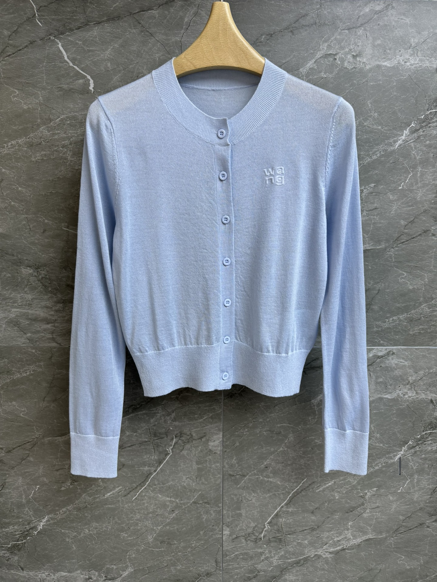 NO:314576,New early spring style is available. Dawang short cardigan. Early spring series. Round neck single-breasted design. Chest logo print decoration. Fashionable and simple. Wool and mulberry silk blend fabric. Comfortable and lightweight and breathable. Short style. The upper body looks slim and versatile. Size SML,,alexander wang,alexander wang.19860909早春新款上新啦 大王短款开衫 早春系列 圆领单排扣设计 胸前logo印花装饰 时髦简约 羊毛桑蚕丝混纺面料 舒适轻薄透气 短款版型 上身显瘦又百搭 尺码SML,,alexander wang,alexander wang,Women's clothing