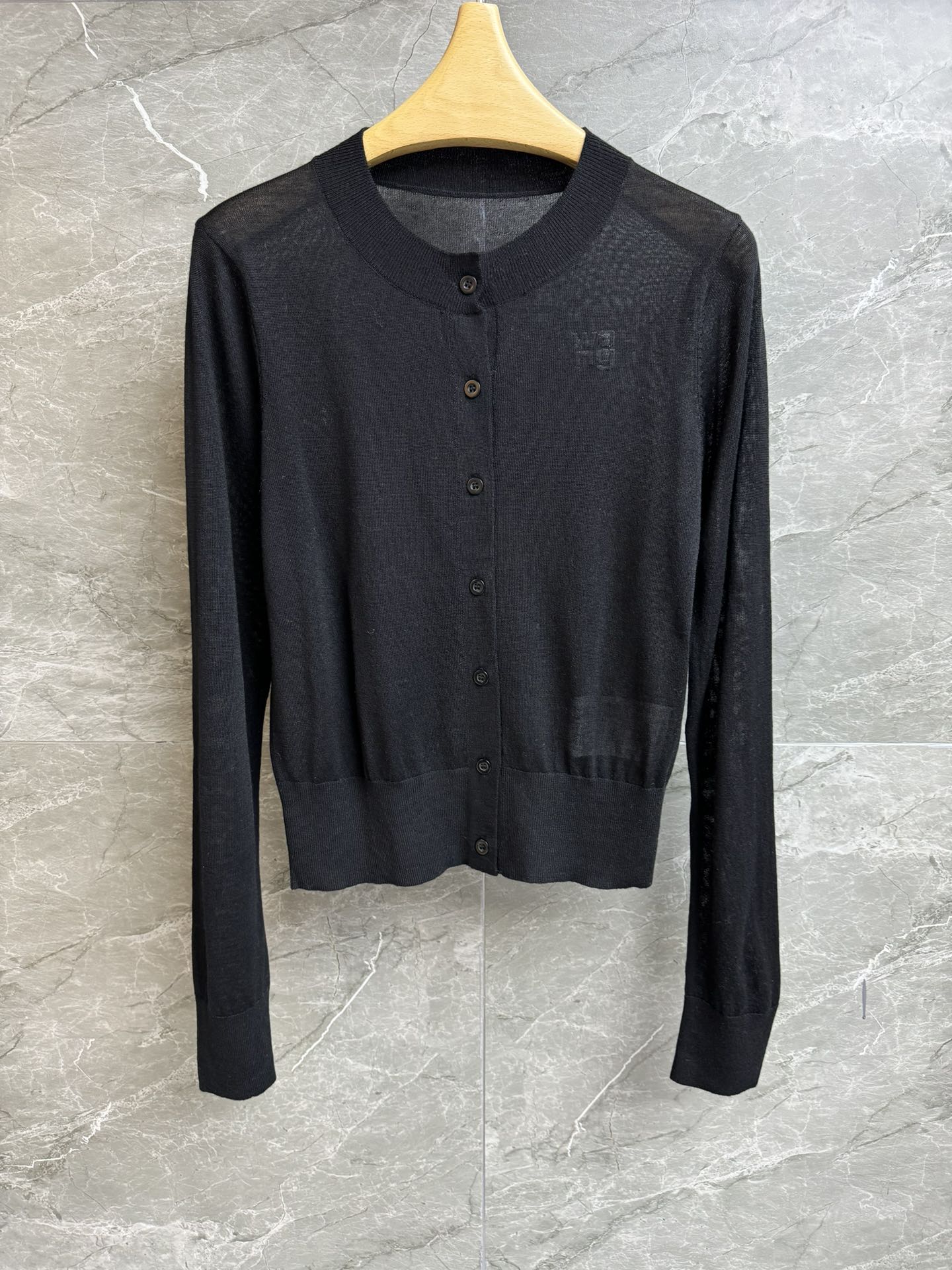 NO:314593,New early spring style is available. Dawang short cardigan. Early spring series. Round neck single-breasted design. Stacked logo print decoration on chest. Fashionable and simple. Wool and mulberry silk blend fabric. Comfortable and lightweight and breathable. Short style. Slim and versatile. Size SML,,alexander wang,alexander wang.19860909早春新款上新啦 大王短款开衫 早春系列 圆领单排扣设计 胸前堆叠logo印花装饰 时髦简约 羊毛桑蚕丝混纺面料 舒适轻薄透气 短款版型 上身显瘦又百搭 尺码SML,,alexander wang,alexander wang,Women's clothing