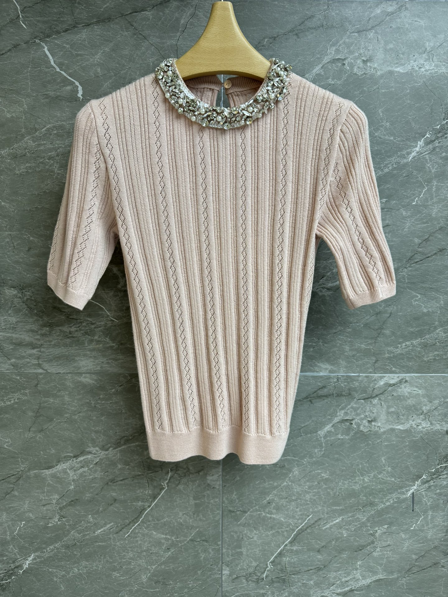 NO:315173,New early spring models are available. Valentino collar diamond knitted short sleeves. Spring and summer 2025 series. Heavy industrial rhinestone beads are decorated with embellishment collar. Exquisite and fashionable and high-end. Retro diamond hollow texture. Wool knitted fabric. Soft and comfortable and skin-friendly. Short slim fit style. Slim and temperament on the upper body. Full trademark. Size SML, valentino, T-shirt, alexander wang.19860909早春新款上新啦 华伦天奴领钻针织短袖 2025春夏系列 重工水钻钉珠装饰点缀领口 精致时髦高级 复古菱格镂空纹理 羊毛针织面料 软糯舒适亲肤 短款修身版型 上身显瘦又气质 商标齐全 尺码SML,,valentino,T-shirt,alexander wang,Women's clothing