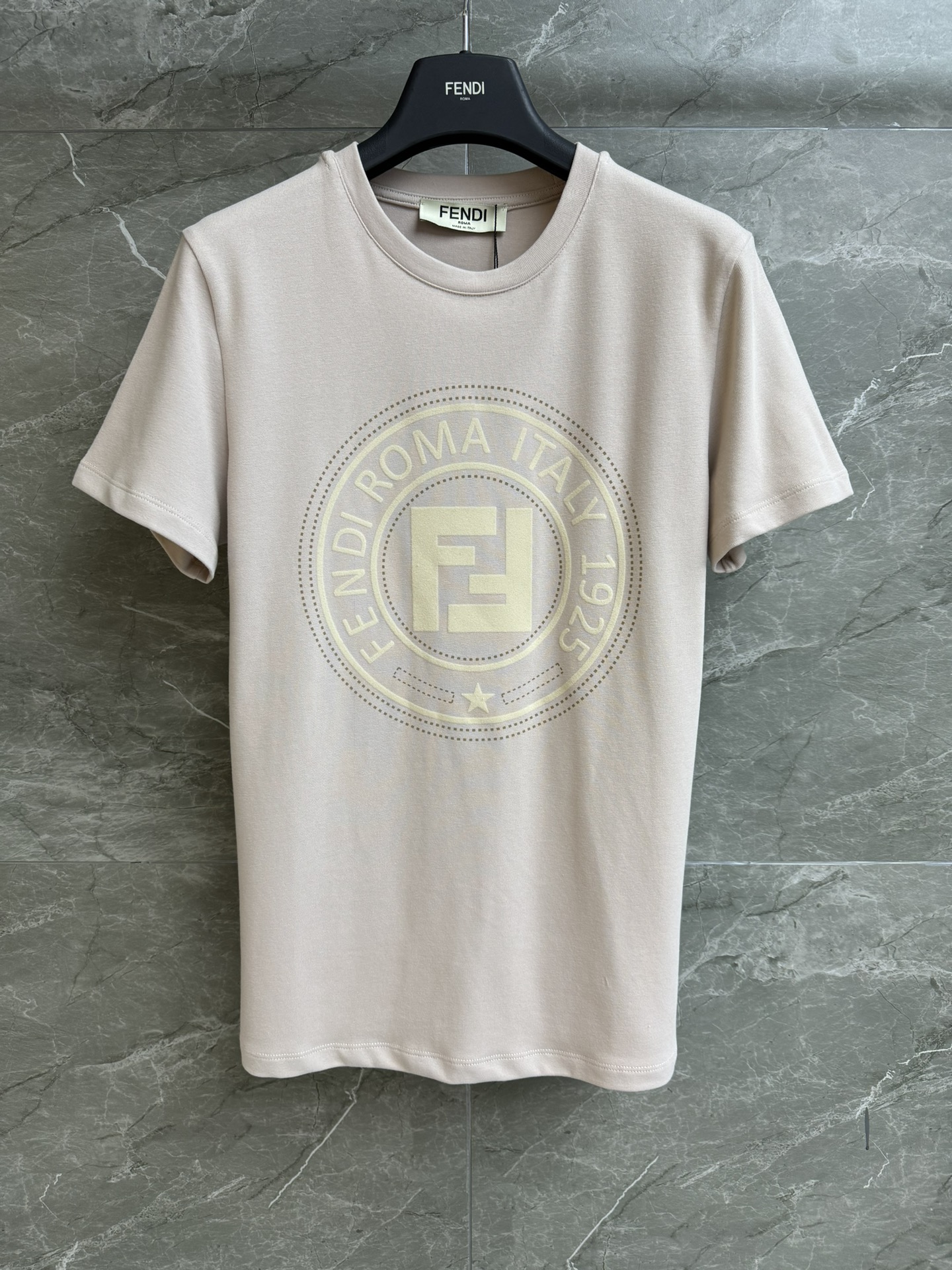 NO:315169,New early spring style is available. FD flocking letter T-shirt 2025 spring and summer series. Round neckline design. Letter logo flocking print pattern. Simple and high-end. Gaoke heavy cotton fabric. Comfortable and breathable. Loose style. Not to be picked. Full trademark. SML,,tees, t-shirt,alexander wang.19860909早春新款上新啦 FD植绒字母T恤 2025春夏系列 圆领领口设计 字母logo植绒印花图案 简约高级 高克重全棉面料 舒适透气 宽松版型 不挑人穿 商标齐全 尺码SML,,tees，t-shirt,alexander wang,Women's clothing