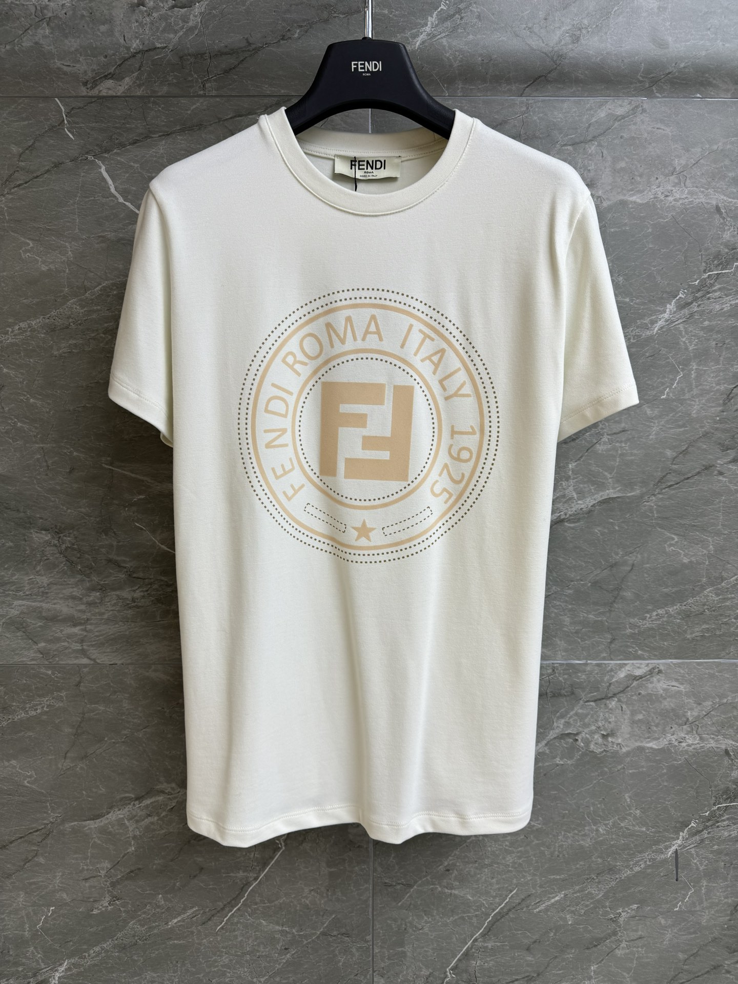 NO:315171,New early spring style is available. FD flocking letter T-shirt 2025 spring and summer series. Round neckline design. Letter logo flocking print pattern. Simple and high-end. Gaoke heavy cotton fabric. Comfortable and breathable. Loose style. Not to be picked. Full trademark. SML,,tees, t-shirt,alexander wang.19860909早春新款上新啦 FD植绒字母T恤 2025春夏系列 圆领领口设计 字母logo植绒印花图案 简约高级 高克重全棉面料 舒适透气 宽松版型 不挑人穿 商标齐全 尺码SML,,tees，t-shirt,alexander wang,Women's clothing