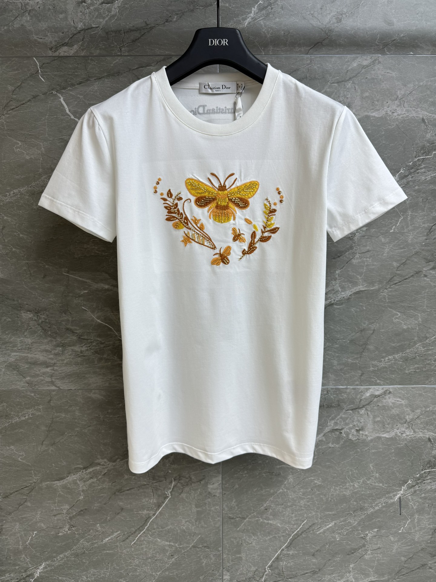 NO:315167,New early spring models are shipped D-home bee embroidered T-shirt 2025 early spring series round neck collar design bee bead embroidery pattern precision three-dimensional custom pure cotton fabric comfortable and breathable Normal style upper body looks slim and temperament Full trademark size SML,,dior,tees, t-shirt,alexander wang19860909早春新款出货啦 D家蜜蜂刺绣T恤 2025早春系列 圆领领口设计 蜜蜂钉珠刺绣图案 精密立体 定制纯棉面料 舒适透气 正常版型 上身显瘦又气质 商标齐全 尺码SML,,dior,tees，t-shirt,alexander wang,Women's clothing