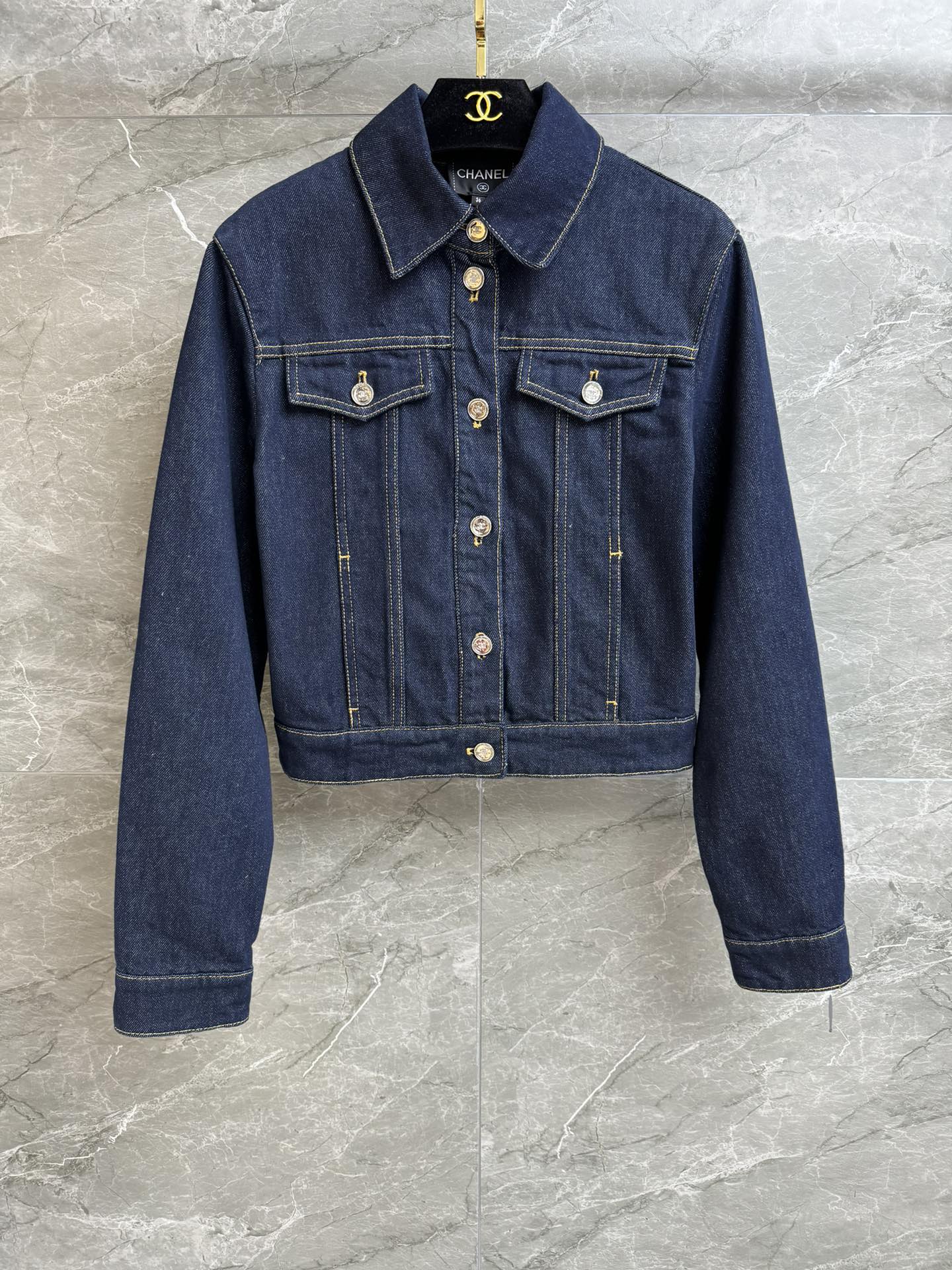 NO:315899,New early spring models are shipped. Xiangjia blue denim jacket 25C early spring series. Lapel collar design. Silver double C button decoration embellishment. Bright line edge design. Simple and high-end custom-made native blue denim fabric. Comfortable and stylish. Short loose fit. Slim and fashionable. Full trademark. Size SML, chanel, jackets & coats, alexander wang.19860909早春新款出货啦 香家蓝色牛仔外套 25C早春系列 翻领领口设计 银色双C纽扣装饰点缀 明线走边设计 简约高级 定制原生蓝牛仔面料 舒适有型 短款宽松版型 上身显瘦又时髦 商标齐全 尺码SML,,chanel,jackets & coats,alexander wang,Women's clothing