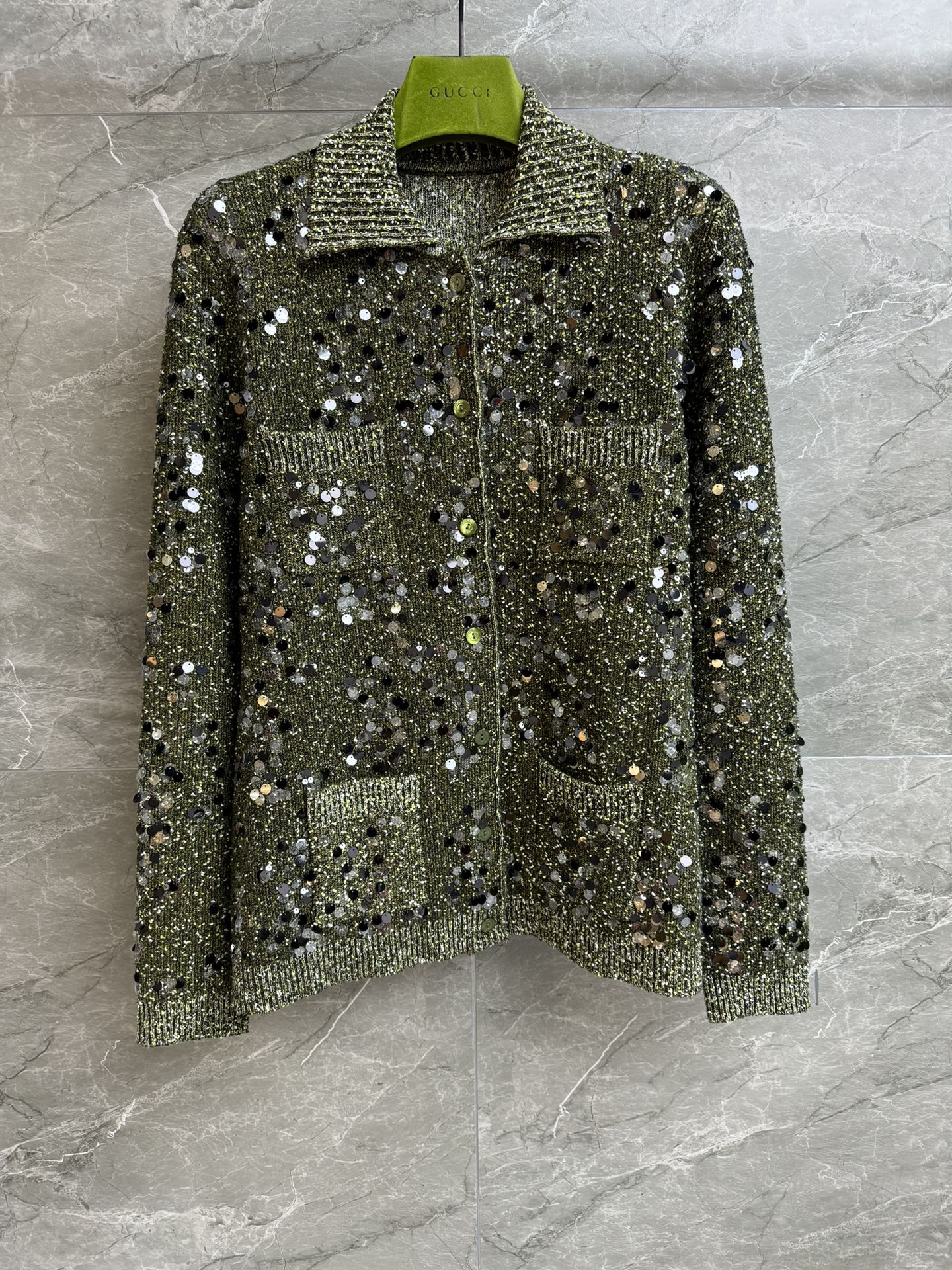 NO:316465,New autumn and winter models are available. G home sequin circle tweed cardigan. Autumn and winter series. Lapel single-breasted design. Dark green tweed knitted shiny sequin decoration. Retro and high-end custom knitted fabric. Thick and comfortable skin-friendly. Straight-tube style. Slim and temperament. Full trademark. Size SML,,gucci,alexander wang.19860909秋冬新款上新啦 G家亮片圈圈花呢开衫 秋冬系列 翻领单排扣设计 深绿色圈圈呢编织 闪亮亮片装饰 复古又高级 定制针织面料 厚实舒适亲肤 直筒版型 上身显瘦又气质 商标齐全 尺码SML,,gucci,alexander wang,Women's clothing