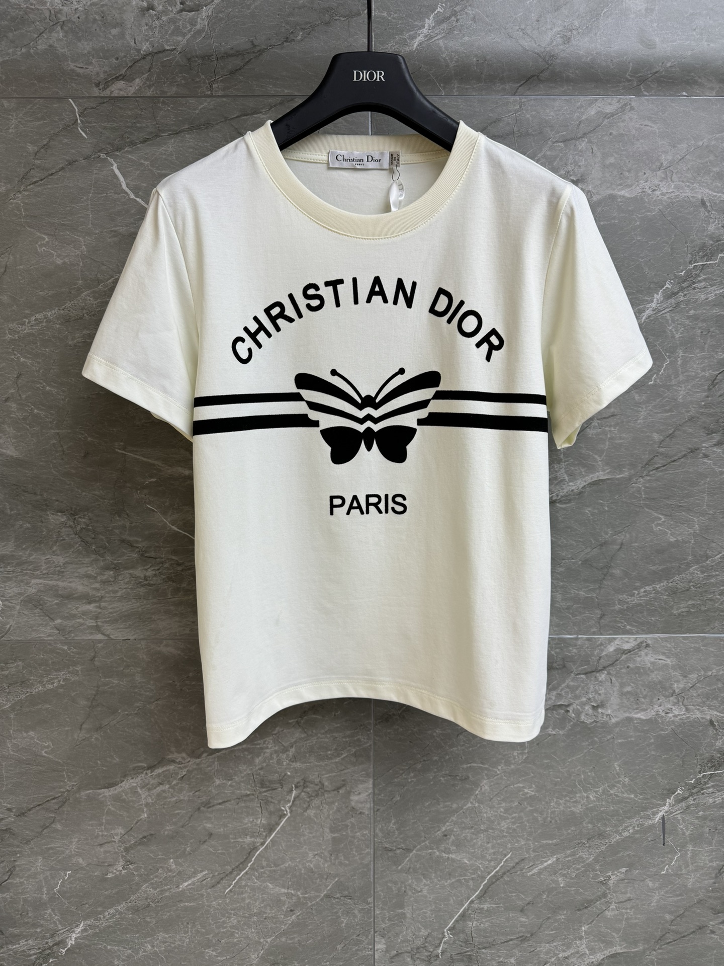 NO:315897,New early spring style is available. D home butterfly flocking letter T-shirt 2025 spring and summer series. Round neckline design. Letter logo flocking print pattern. Fashionable and age-reducing. Customized cotton fabric. Comfortable and breathable. Normal style. Slim and temperament on the upper body. Full trademark. Size SML,,dior,tees, t-shirt,alexander wang.19860909早春新款上新啦 D家蝴蝶植绒字母T恤 2025春夏系列 圆领领口设计 字母logo植绒印花图案 时髦减龄 定制纯棉面料 舒适透气 正常版型 上身显瘦又气质 商标齐全 尺码SML,,dior,tees，t-shirt,alexander wang,Women's clothing