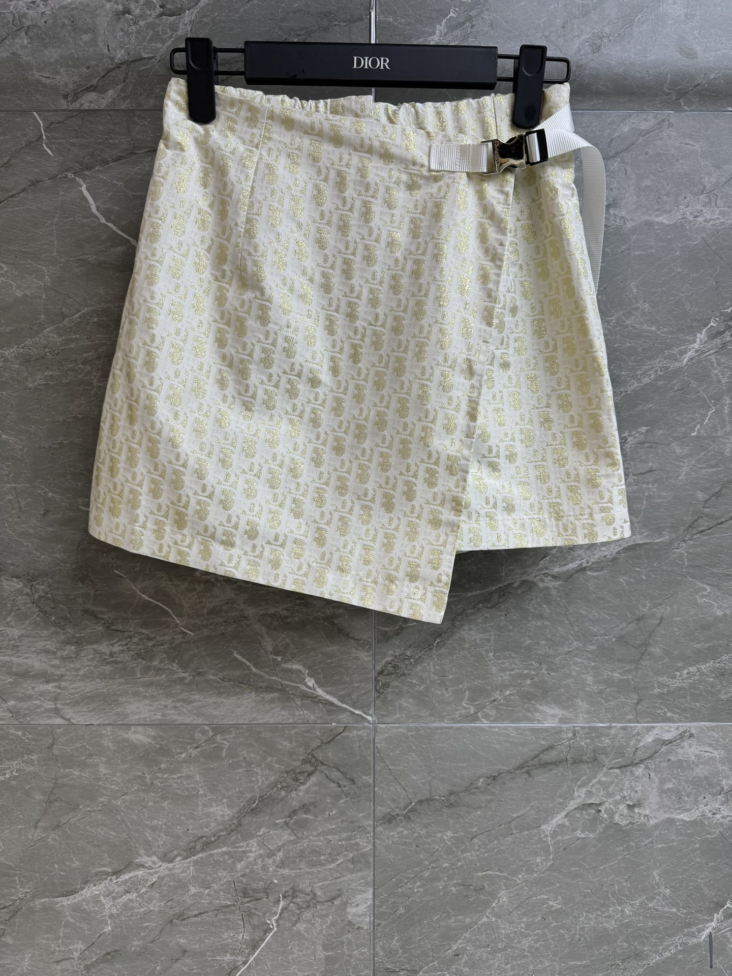 NO:309535,New early spring style is shipped. D home old-fashioned skirt pants. Early spring series. One-piece skirt pants tailoring. Metal buckle decoration at waist. Rear elastic waist design. Classic old-fashioned pattern. Platinum color scheme. Fully high-end. Customized taffeta technology jacquard fabric. A-line skirt pants style. Slim and fashionable. Full trademark. Size SML,,dior, skirts,alexander wang.19860909早春新款出货啦 D家老花裙裤 早春系列 一片式裙裤剪裁 腰间金属搭扣装饰 后松紧腰设计 采用经典老花图案 白金配色 满满高级感 定制塔夫绸科技提花面料 A字裙裤版型 上身显瘦又时髦 商标齐全 尺码SML,,dior,skirts,alexander wang,Women's clothing