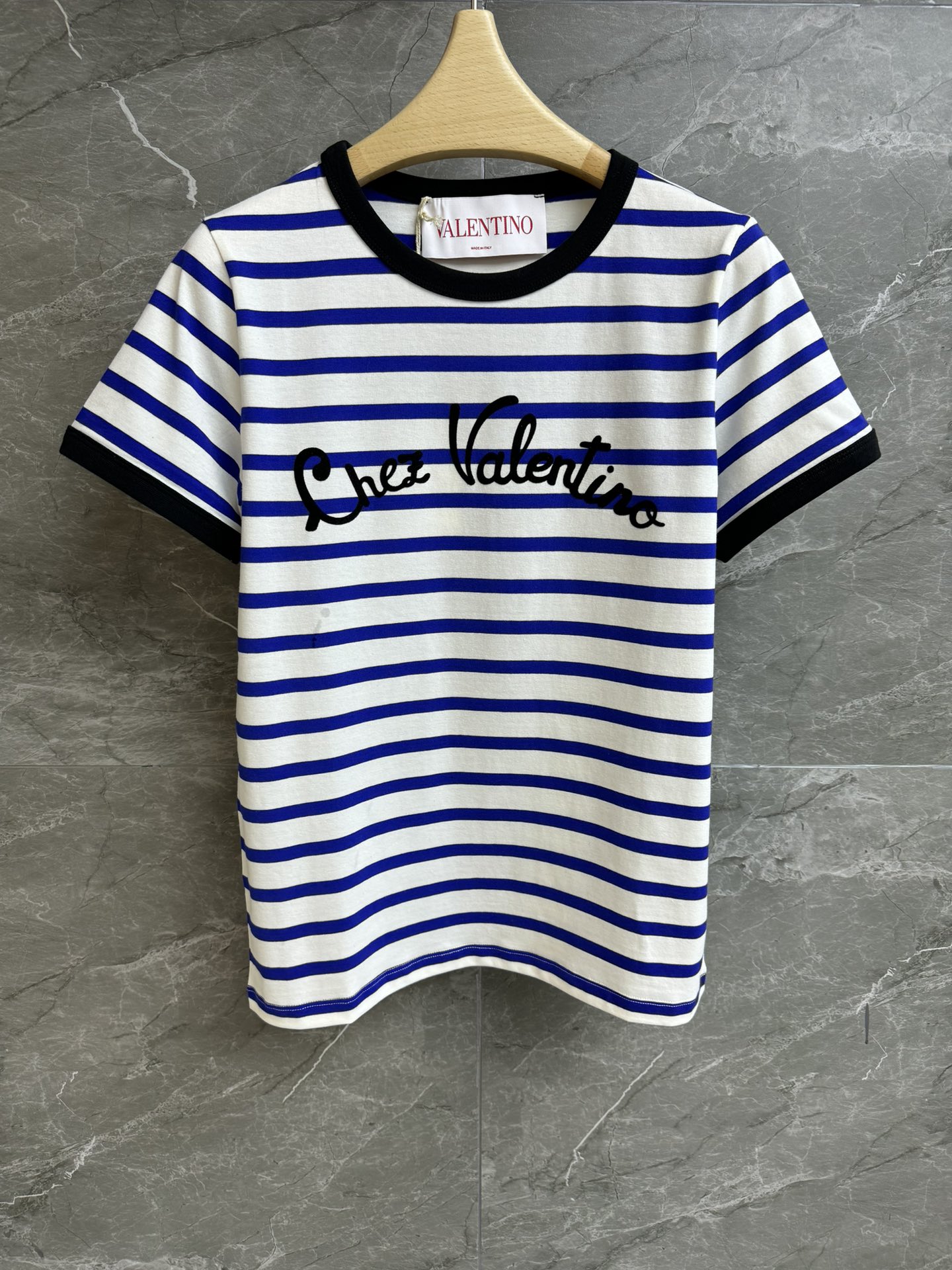 NO:316477,New early spring style is available. Valentino striped T-shirt. Spring and summer 2025 series. Round neck contrast ribbed trim. Striped color matching. Letter flocking print. Fashionable and age-reducing. Customized cotton material. Skin-friendly and breathable. Normal style. Slim and versatile. Full trademark. Size SML,,valentino,tees, t-shirt,alexander wang.19860909早春新款上新啦 华伦天奴条纹T恤 2025春夏系列 圆领撞色罗纹饰边 条纹配色 字母植绒印花图案 时髦减龄 定制纯棉材质 亲肤透气 正常版型 上身显瘦又百搭 商标齐全 尺码SML,,valentino,tees，t-shirt,alexander wang,Women's clothing