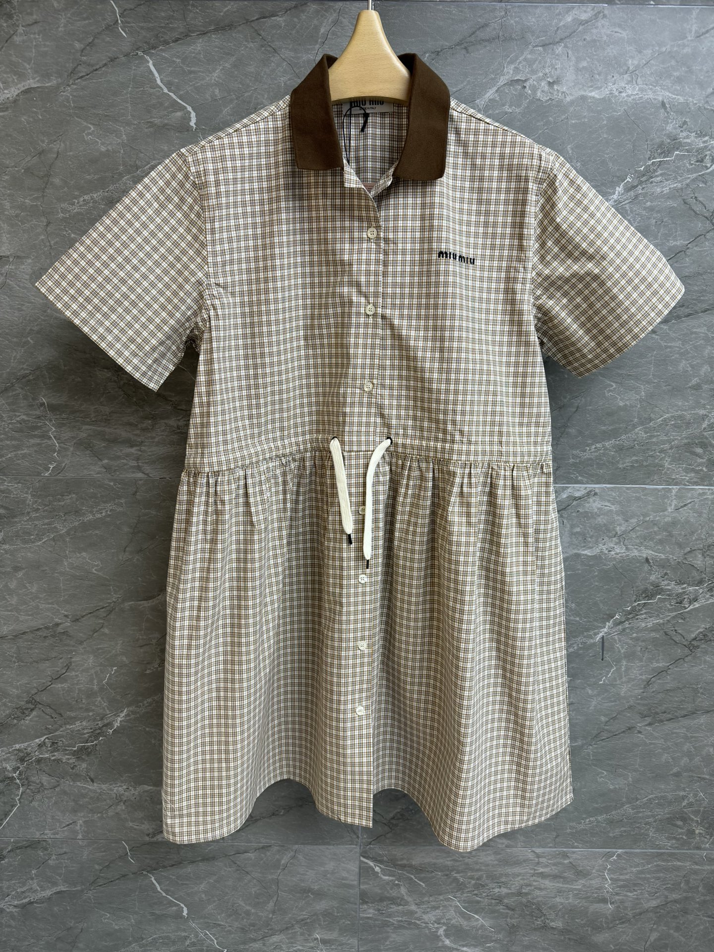 NO:316974,New early spring style is available. Miu checked shirt dress. 2025 spring and summer series. Lapel contrasting color splicing. Chest logo embroidery pattern. Retro checkered color matching. Aging-reducing high-end imported cotton fabric. Comfortable and skin-friendly and breathable. Loose style. Lace-up waist. Slim and temperament. Full trademark. Size SML,,miumiu, skirts, alexander wang.19860909早春新款上新啦 Miu格纹衬衣裙 2025春夏系列 翻领撞色拼接 胸前logo刺绣图案 复古格纹配色减龄高级 进口纯棉面料 舒适亲肤透气 宽松版型 系带收腰 上身显瘦又气质 商标齐全 尺码SML,,miumiu,skirts,alexander wang,Women's clothing