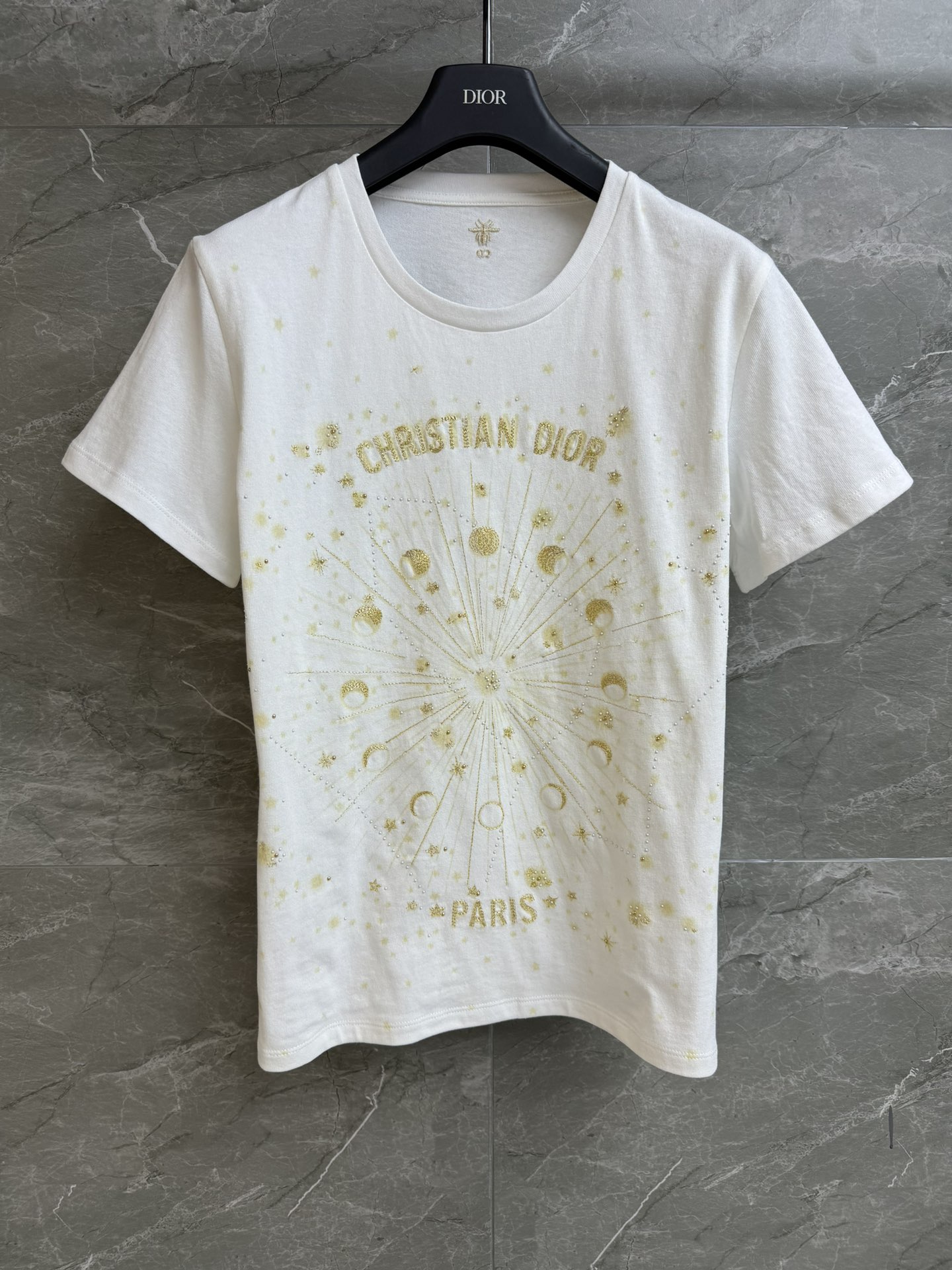 NO:316978,New early spring style is available. D home gold thread embroidery T-shirt 2025 early spring series. Round neckline design. Gold thread letter astrology embroidery. Bead embellishment. Exquisite and fashionable. Customized cotton fabric. Thick and comfortable. Normal style. Slim and temperament on the upper body. Full trademark. Size SML,,dior,tees, t-shirt,alexander wang.19860909早春新款上新啦 D家金线刺绣T恤 2025早春系列 圆领领口设计 金线字母星盘刺绣 钉珠点缀 精致时髦吸睛 定制纯棉面料 厚实舒适 正常版型 上身显瘦又气质 商标齐全 尺码SML,,dior,tees，t-shirt,alexander wang,Women's clothing