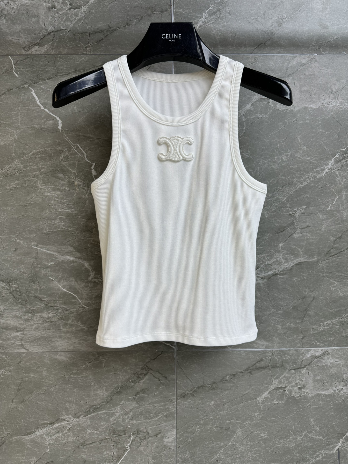 NO:316980,New early spring models are available. CL Arc de Triomphe vest 2025 spring and summer series. Three-dimensional Arc de Triomphe embroidered logo embellishment. Simple and high-end. Cotton silk-blend fabric. Soft and comfortable and breathable. Elastic slim fit. The upper body looks slim and versatile. Full trademark size SML, real silk, alexander wang19860909早春新款上新啦 CL凯旋门背心 2025春夏系列 立体凯旋门刺绣徽标装饰点缀 简约高级 棉质真丝混纺面料 柔软舒适透气 弹力修身版型 上身显瘦又百搭 商标齐全 尺码SML,,real silk,alexander wang,Women's clothing