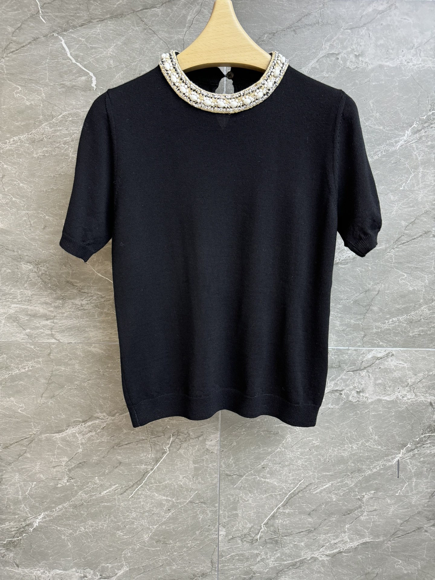 NO:307385,New early spring models are available. Valentino beaded short sleeves. Spring and summer 2025 series. Heavy industry beaded embroidery embroidery embroidery embellishment. Delicate and fashionable. Wool knitted fabric. Soft and comfortable and skin-friendly. Short slim fit style. The upper body looks slim and temperament. Full trademark size SML, valentino, T-shirt, alexander wang.19860909早春新款上新啦 华伦天奴钉珠短袖 2025春夏系列 重工钉珠刺绣装饰点缀领口 精致时髦高级 羊毛针织面料 软糯舒适亲肤 短款修身版型 上身显瘦又气质 商标齐全 尺码SML,,valentino,T-shirt,alexander wang,Women's clothing