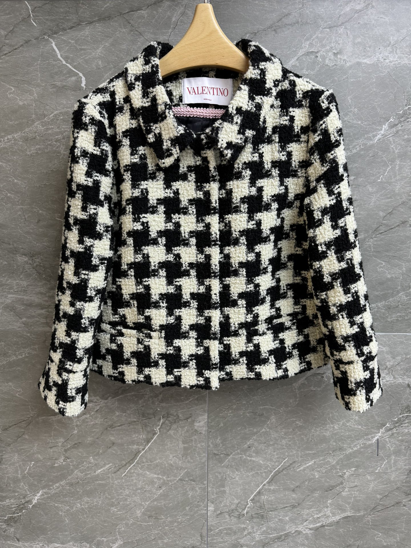NO:307389,New early spring models are available!  Valentino Houndstooth coat 2025 early spring series Lapel snap design Black and white Houndstooth plaid pattern Retro fashionable and high-end Custom wool tweed fabric Comfortable and textured Short loose fit Top body slim and temperament Full trademark Size SML, valentino, jackets & coats, alexander wang19860909早春新款上新啦！ 华伦天奴千鸟格外套 2025早春系列 翻领按扣设计 黑白千鸟格格纹图案 复古时髦高级 定制羊毛花呢面料 舒适有质感 短款宽松版型 上身显瘦又气质 商标齐全 尺码SML,,valentino,jackets & coats,alexander wang,Women's clothing