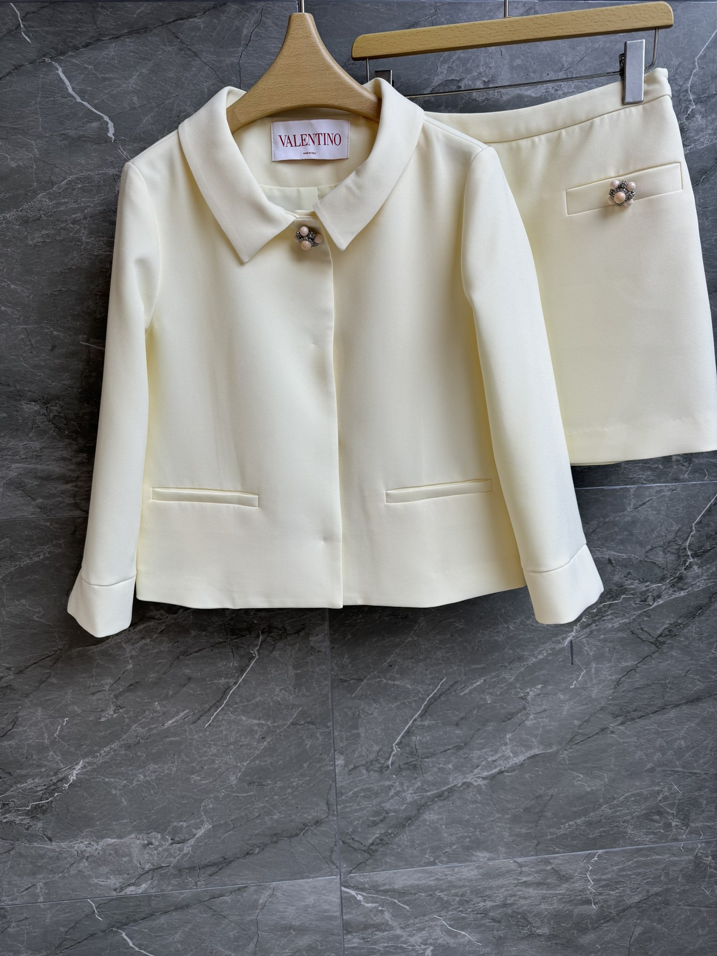 NO:307394,New early spring style is available. Valentino diamond jewelry set. 2025 early spring series. Exquisite diamond buckle decoration embellishment. Beige color matching. Gentle and elegant. Customized suit fabric. Hard and stylish. Short jacket with an A-line skirt. The upper body looks slim and temperament. Full of celebrity style. Full trademark. Size SML, valentino, skirts, jackets & coats, business suit, alexander wang.19860909早春新款上新啦 华伦天奴钻饰套装 2025早春系列 精致钻扣装饰点缀 米色配色 温柔优雅知性 定制西装面料 硬挺有型 短款外套搭配A字半裙 上身显瘦又气质 名媛范十足 商标齐全 尺码SML,,valentino,skirts,jackets & coats,business suit,alexander wang,Women's clothing