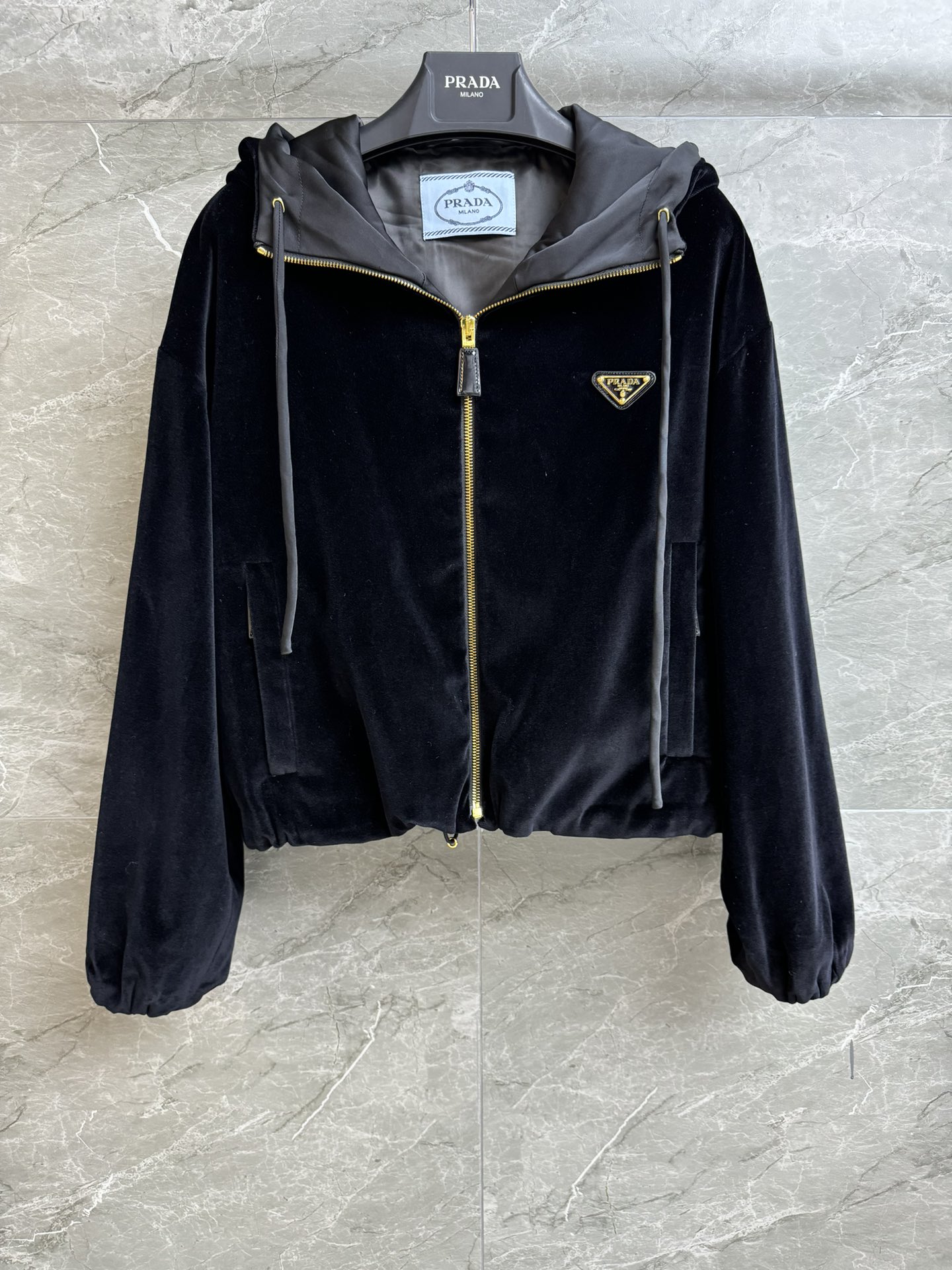 NO:307950,New autumn and winter models are available. P home hooded velvet jacket. Autumn and winter series. Hooded zipper design. Adjustable hem drawstring. Classic triangular logo embellishment. Simple and high-end. Customized velvet fabric. It has a glossy feeling. Soft and delicate. Short loose style. Slim and temperament. Full trademark. Size SML,, jackets & coats,hats,alexander wang.19860909秋冬新款上新啦 P家连帽丝绒外套 秋冬系列 连帽拉链设计 下摆抽绳可调节 经典三角徽标装饰点缀 简约高级 定制丝绒面料 自带光泽感 柔软细腻 短款宽松版型 上身显瘦又气质 商标齐全 尺码SML,,jackets & coats,hats,alexander wang,Women's clothing