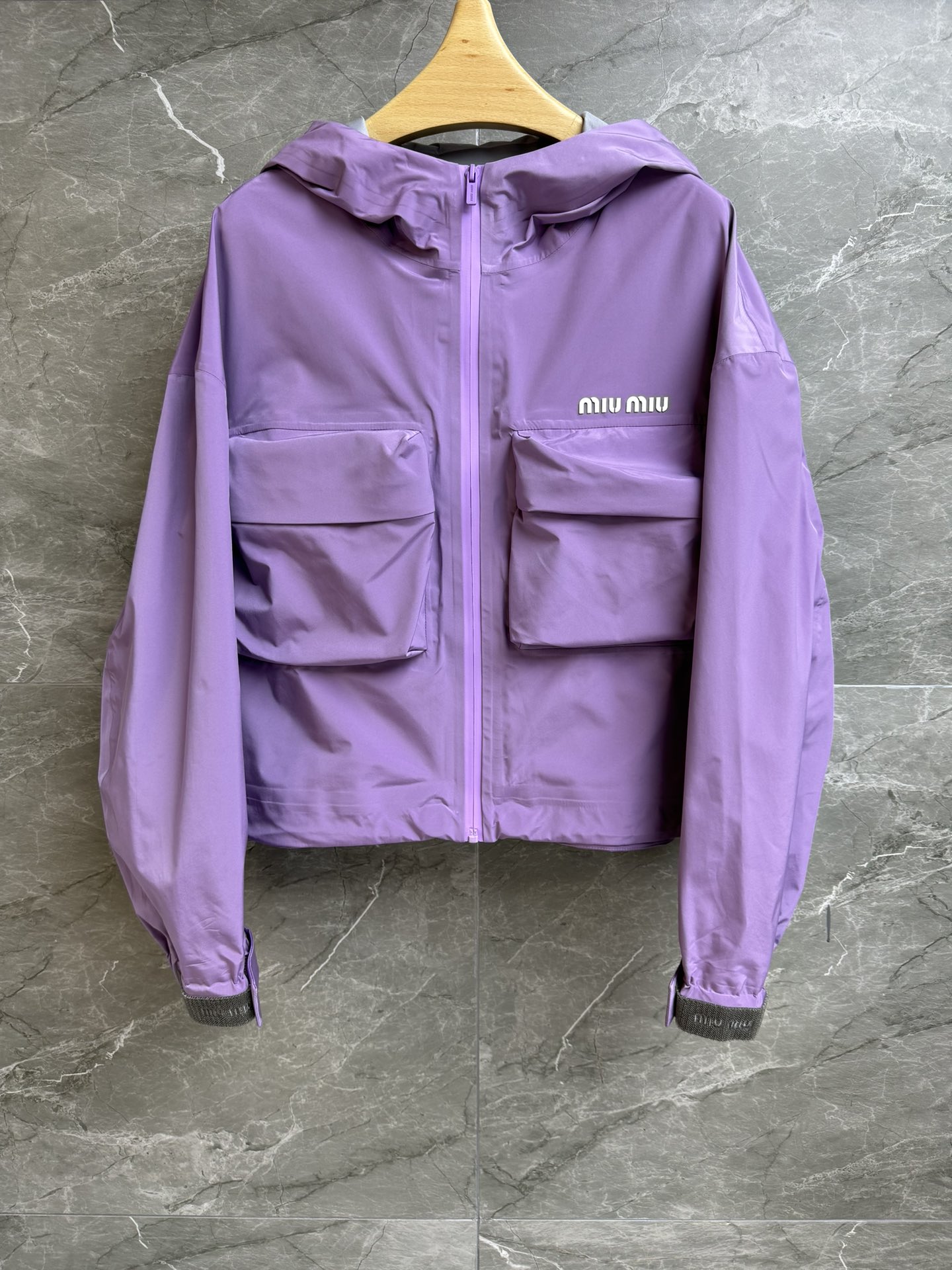 NO:307933,New early spring model is available. Miu big pocket windbreaker 2025 early spring series. Hooded zipper design. Three-dimensional letter logo. Large pocket decoration embellishment. Breaking monotonym. Fashionable and handsome. Customized technology canvas fabric. Windproof and waterproof. Silhouette style. Versatile and not picky about the figure. Full trademark size. Miumiu,hats,alexander wang.19860909早春新款上新啦 Miu大口袋冲锋衣 2025早春系列 连帽拉链设计 立体字母徽标 大口袋装饰点缀 打破单调感 时髦帅气 定制科技帆布面料 防风防水 廓形版型 百搭不挑身材 商标齐全 尺码,,miumiu,hats,alexander wang,Women's clothing