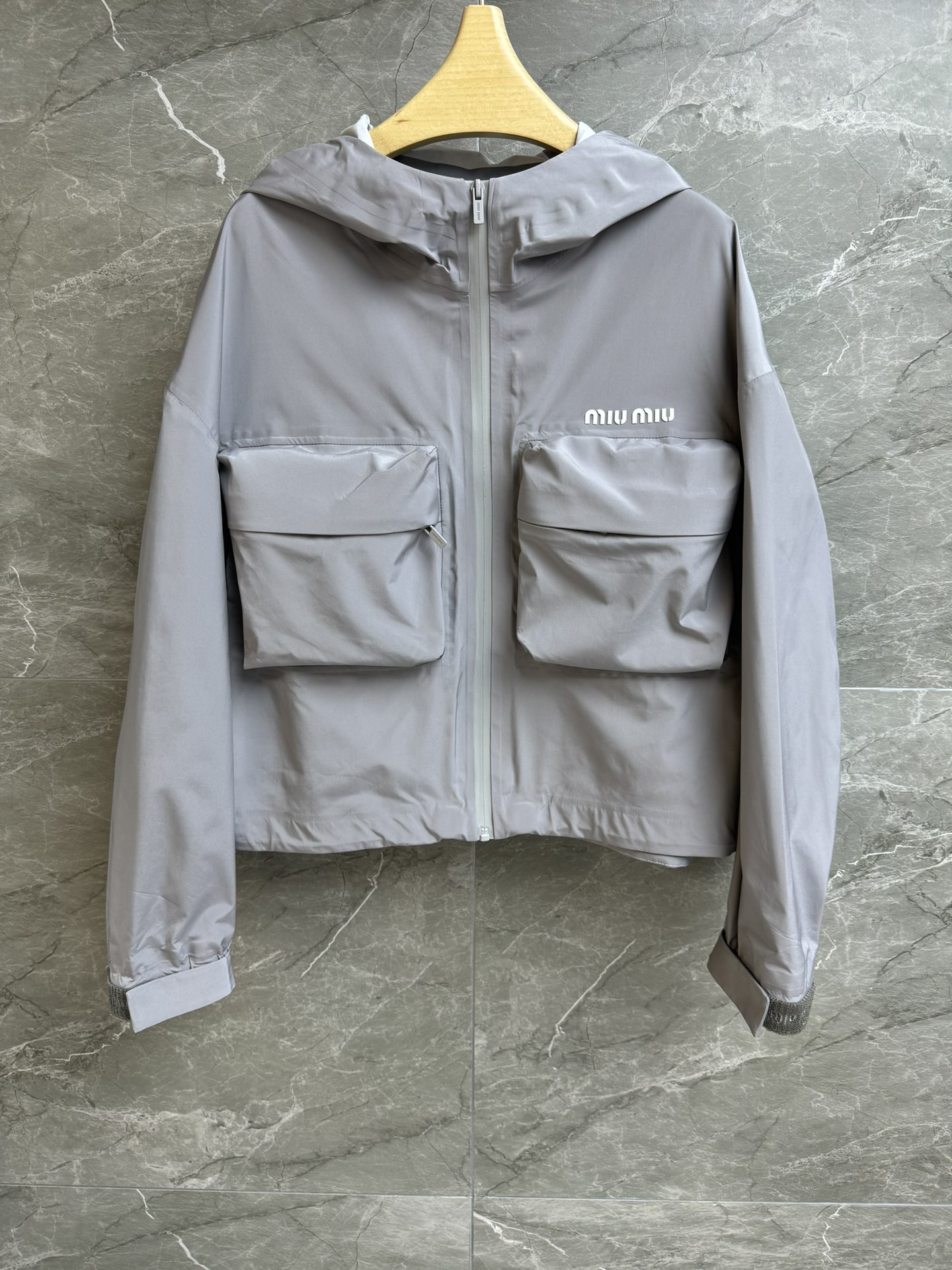 NO:307956,New early spring model is available. Miu big pocket windbreaker 2025 early spring series. Hooded zipper design. Three-dimensional letter logo. Large pocket decoration. Breaking monotonym. Fashionable and handsome. Customized technology canvas fabric. Windproof and waterproof. Silhouette style. Versatile and not picky about the figure. Full trademark. Size SML,,miumiu,hats,alexander wang.19860909早春新款上新啦 Miu大口袋冲锋衣 2025早春系列 连帽拉链设计 立体字母徽标 大口袋装饰点缀 打破单调感 时髦帅气 定制科技帆布面料 防风防水 廓形版型 百搭不挑身材 商标齐全 尺码SML,,miumiu,hats,alexander wang,Women's clothing