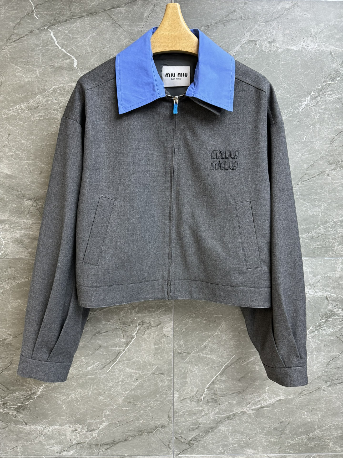 NO:307975,New early spring model is available. Miu blue collar gray jacket. 2025 early spring series. Removable blue lapel. Letter logo patch embroidery. High-end gray color scheme. Retro literary and a bit playful. Salt and sweet. Customized Gadarin fabric. Loose style. Slim and versatile. Full trademark. Size SML,,miumiu, jackets & coats,alexander wang.19860909早春新款上新啦 Miu蓝领灰色外套 2025早春系列 可拆卸蓝色翻领 字母logo贴布刺绣 高级灰配色 复古文艺又带点俏皮 可盐可甜 定制华达呢面料 宽松版型 上身显瘦又百搭 商标齐全 尺码SML,,miumiu,jackets & coats,alexander wang,Women's clothing