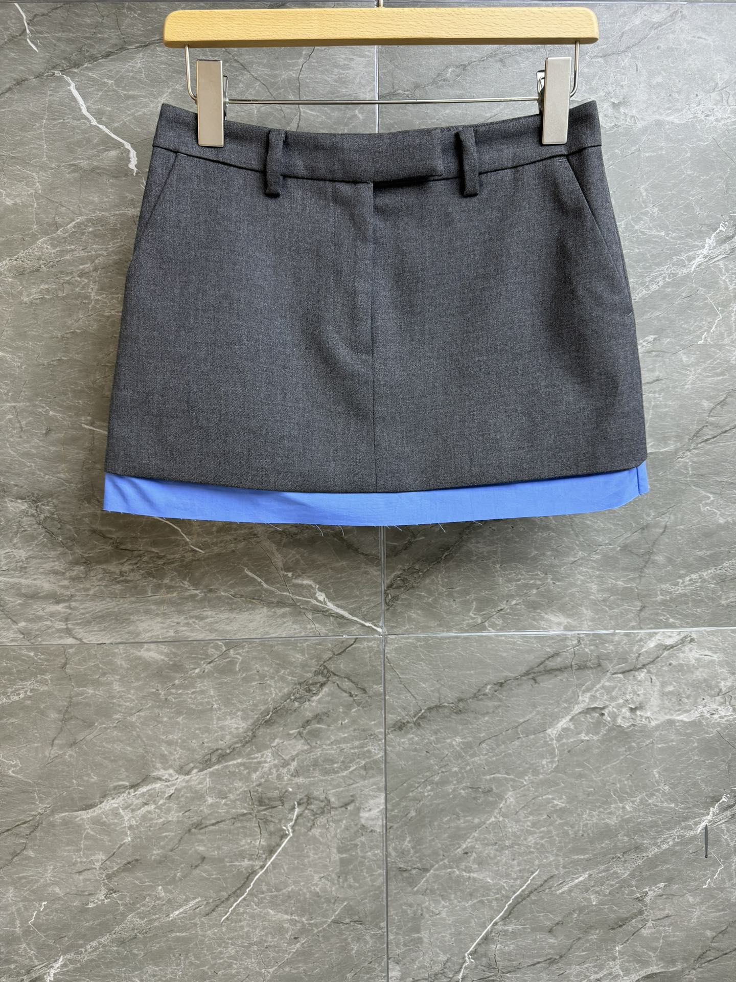 NO:307979,New early spring style is available. Miu fake two-piece skirt. 2025 early spring series. Fake two-piece splicing design. Back pocket letter logo patch embroidery. Blue and gray color-blocking. Playful and age-reducing. Customized Gadarin fabric. Mini skirt style. Slim and fashionable. Full trademark. Size SML,,miumiu, skirts, alexander wang.19860909早春新款上新啦 Miu假两件半裙 2025早春系列 假两件拼接设计 后口袋字母logo贴布刺绣 蓝灰拼色减龄俏皮 定制华达呢面料 迷你短裙版型 上身显瘦又时髦 商标齐全 尺码SML,,miumiu,skirts,alexander wang,Women's clothing