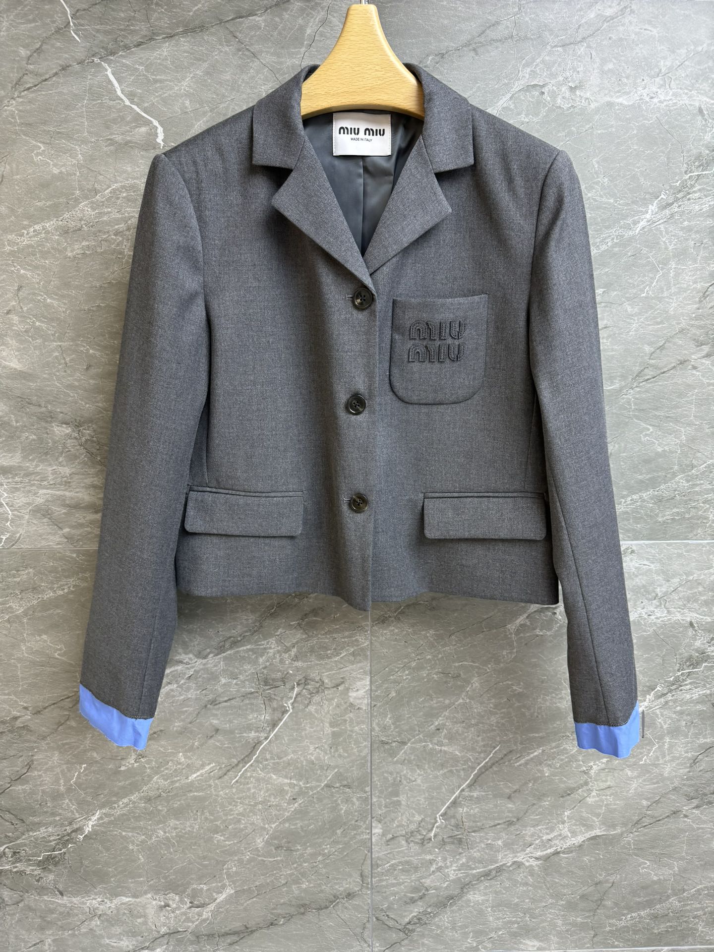 NO:307964,New early spring style is available. Miu fake two-piece suit jacket. 2025 early spring series. Lapel single-breasted design. Pocket letter logo embroidery. Blue and gray color-blocking. Fashionable and fashionable. Customized Gadarin fabric. Short style. Upper body looks slim and temperament. Full trademark sizes. SML,,miumiu, jackets & coats. Business suit, alexander wang.19860909早春新款上新啦 Miu假两件西装外套 2025早春系列 翻领单排扣设计 口袋字母logo贴布刺绣 蓝灰拼色时髦洋气 定制华达呢面料 短款版型 上身显瘦又气质 商标齐全 尺码SML,,miumiu,jackets & coats,business suit,alexander wang,Women's clothing