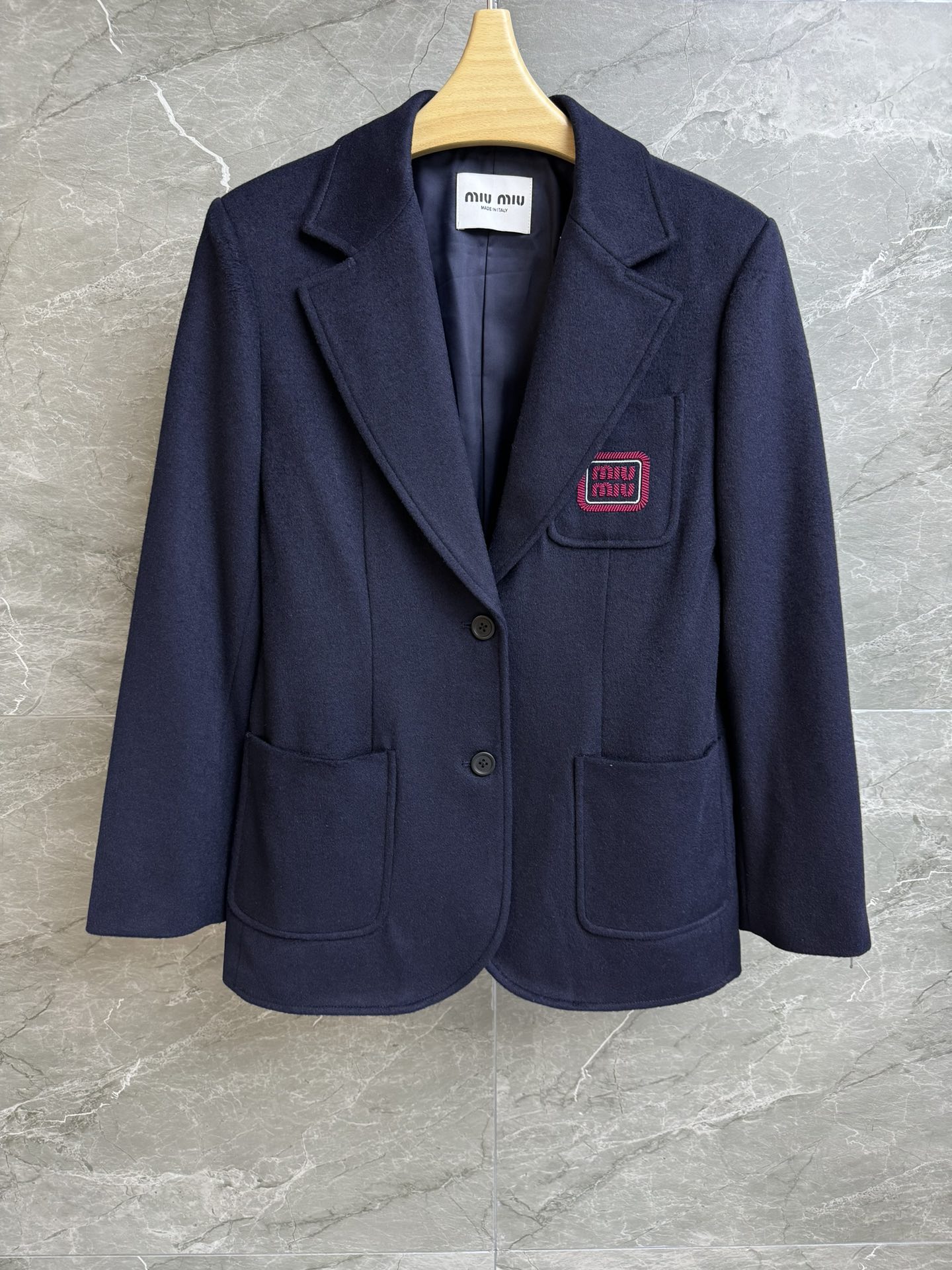 NO:307971,New early spring style is available. Miu woolen suit jacket. 2025 early spring series. Lapel single-breasted design. Red logo embroidered pockets. Retro age-reducing college style. Customized woolen fabric. Soft and comfortable and textured. Normal style. Slim and temperament on the upper body. Full trademark. Size SML,,miumiu, jackets & coats,business suit,alexander wang.19860909早春新款上新啦 Miu羊毛呢西装外套 2025早春系列 翻领单排扣设计 红色logo刺绣徽标点缀口袋 复古减龄学院风 定制羊毛呢面料 柔软舒适有质感 正常版型 上身显瘦又气质 商标齐全 尺码SML,,miumiu,jackets & coats,business suit,alexander wang,Women's clothing