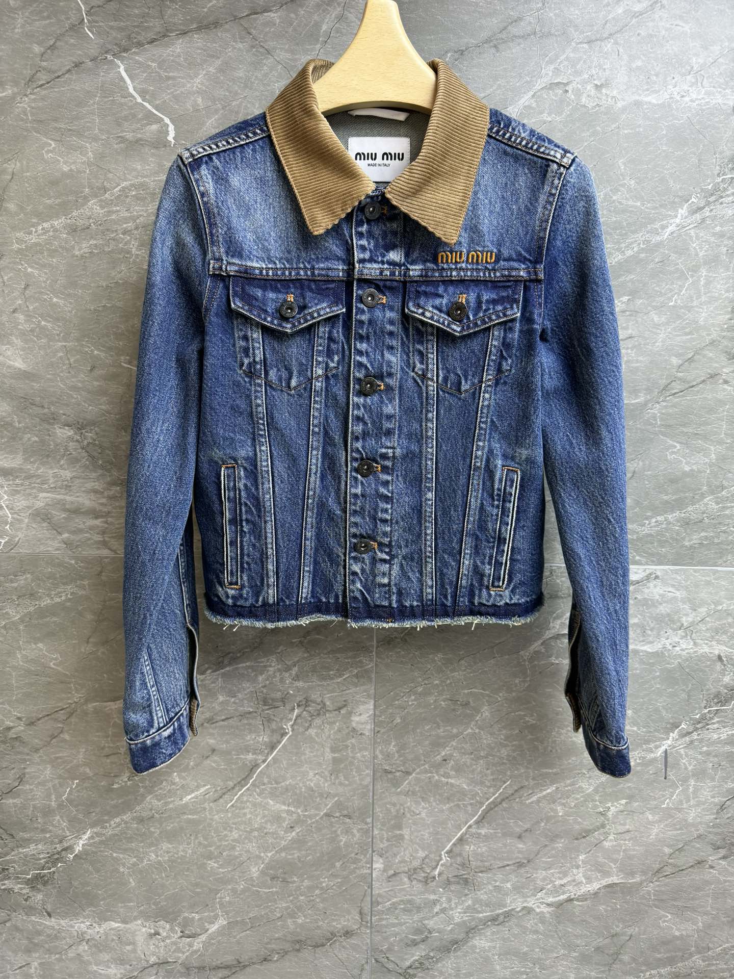 NO:307970,New early spring model is available. Miu dark blue denim jacket 2025 early spring series. Velvet contrasting color design. Letter logo embroidery embroidery. Dark blue wash water retro and fashionable. Customized washing denim fabric. The upper body is soft and not tight. Slim fit style. The upper body looks slim and versatile. Full trademark. Size SML,,miumiu, jackets & coats,alexander wang.19860909早春新款上新啦 Miu深蓝牛仔外套 2025早春系列 丝绒撞色设计 字母logo刺绣点缀 深蓝洗水复古又时髦 定制水洗牛仔面料 上身柔软不紧绷 修身版型 上身显瘦又百搭 商标齐全 尺码SML,,miumiu,jackets & coats,alexander wang,Women's clothing