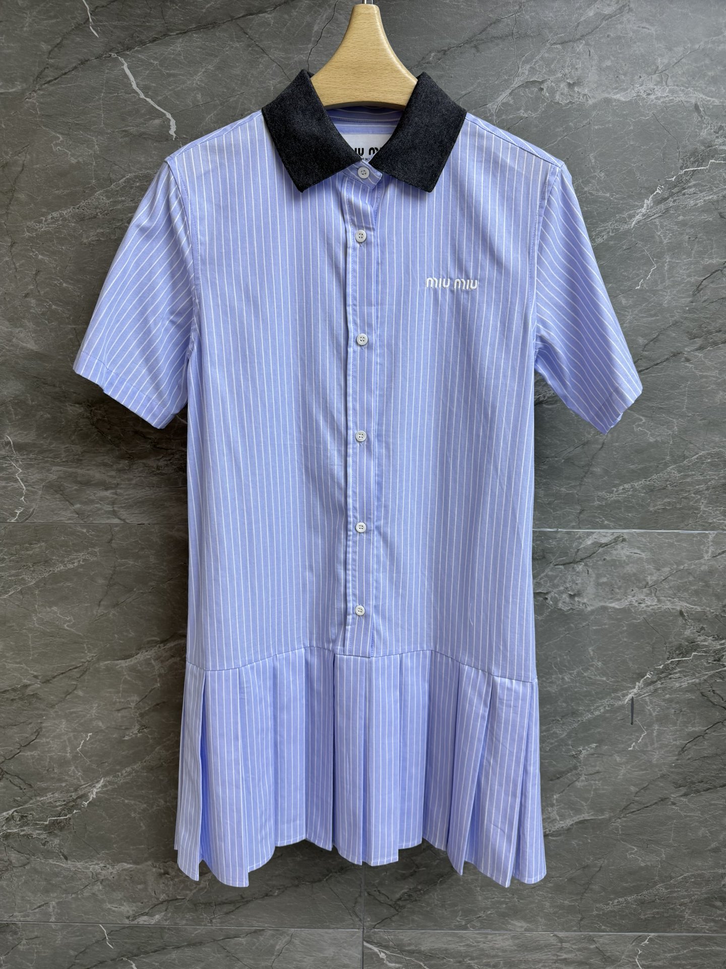 NO:307945,New early spring style is available. Miu striped shirt dress. 2025 spring and summer series. Lapel contrasting color design. Embroidered letter logo embroidery. Blue and white striped color matching. Fresh and age-reducing. Customized cotton poplin fabric. Light, comfortable and breathable. Loose style. Slim and temperament on the upper body. Full trademark. Size SM,,miumiu, skirts, alexander wang.19860909早春新款上新啦 miu条纹衬衣裙 2025春夏系列 翻领撞色设计 刺绣字母logo点缀 蓝白条纹配色 清新减龄时髦 定制棉府绸面料 轻薄舒适透气 宽松版型 上身显瘦又气质 商标齐全 尺码SM,,miumiu,skirts,alexander wang,Women's clothing