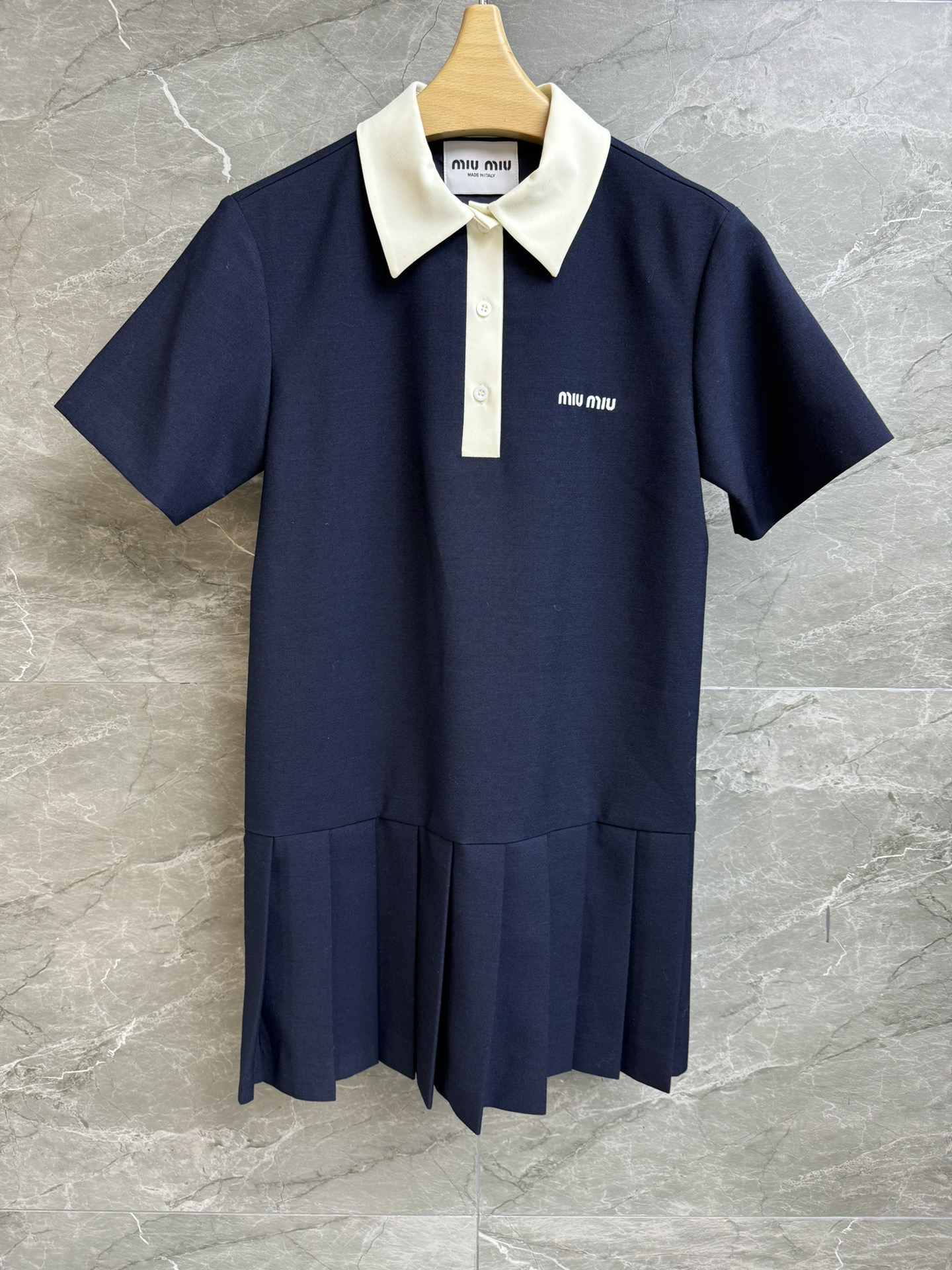 NO:307939,New early spring style is available. Miu short-sleeved dress. Spring and summer 2025 series. Classic polo neckline. Hem pleated design. Alphabet logo embroidery embroidery. Blue and white color matching. Age-reducing fashionable and high-end customized fabrics. Comfortable and skin-friendly. Straight-tube style. Slim and temperament. Full trademark. Size SML,,miumiu, skirts, T-shirt, alexander wang.19860909早春新款上新啦 Miu短袖连衣裙 2025春夏系列 经典polo领领口 下摆压褶设计 字母logo刺绣点缀 蓝白配色 减龄时髦高级 定制面料舒适亲肤 直筒版型 上身显瘦又气质 商标齐全 尺码SML,,miumiu,skirts,T-shirt,alexander wang,Women's clothing