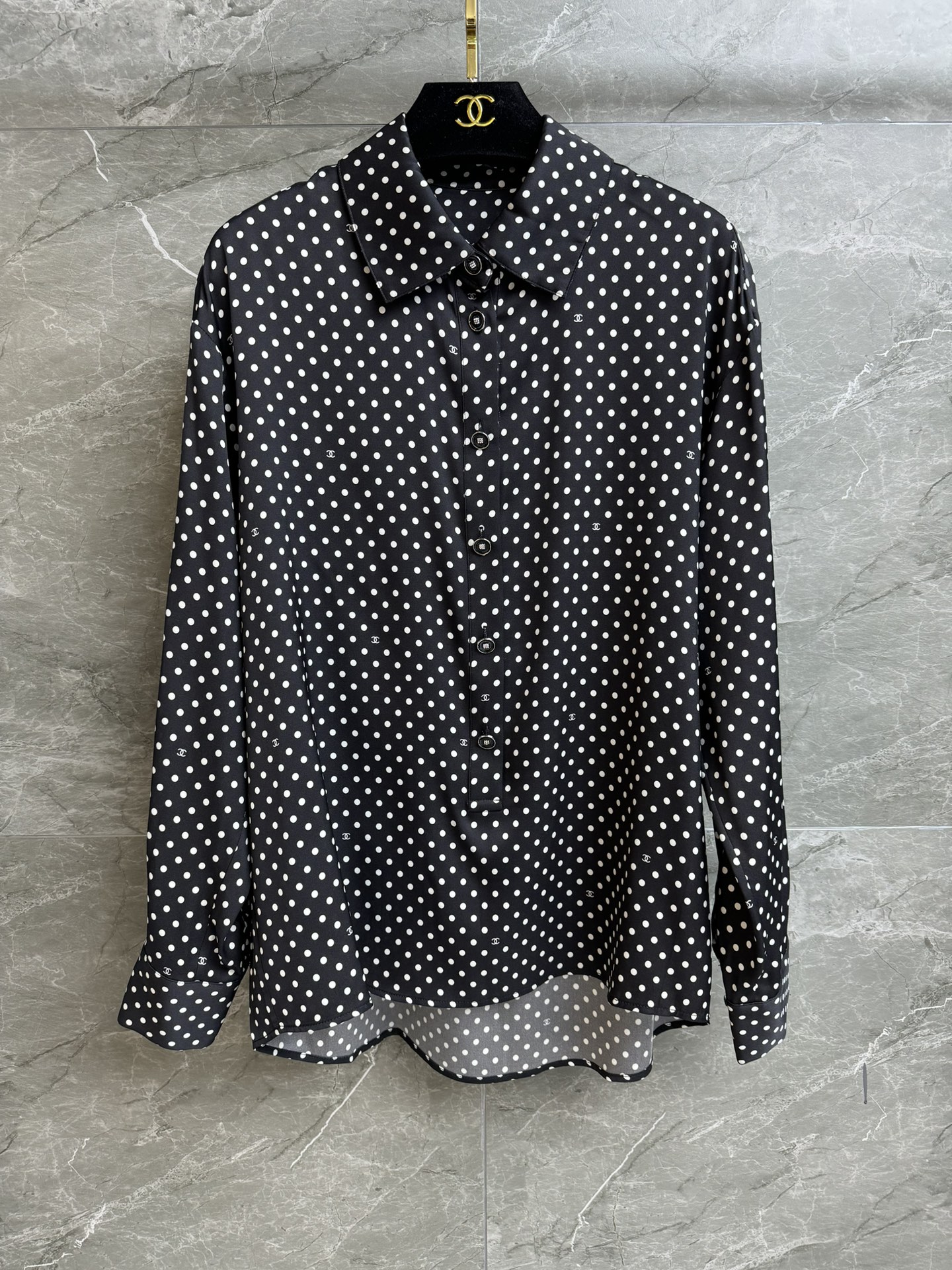 NO:307961,New early spring style is available. Xiangjia polka dot silk shirt. 2025 early spring series. Lapel neckline design. Polka dot double C print pattern. Black and white color matching. Fashionable and high-end customized twill silk fabric. Skin-friendly and comfortable. Super texture. Loose style. Slim and temperament on the upper body. Full trademark. Size SML, chanel, real silk, alexander wang.19860909早春新款上新啦 香家波点真丝衬衣 2025早春系列 翻领领口设计 波点双C印花图案 黑白配色时髦高级 定制斜纹真丝面料 亲肤舒适 超有质感 宽松版型 上身显瘦又气质 商标齐全 尺码SML,,chanel,real silk,alexander wang,Women's clothing