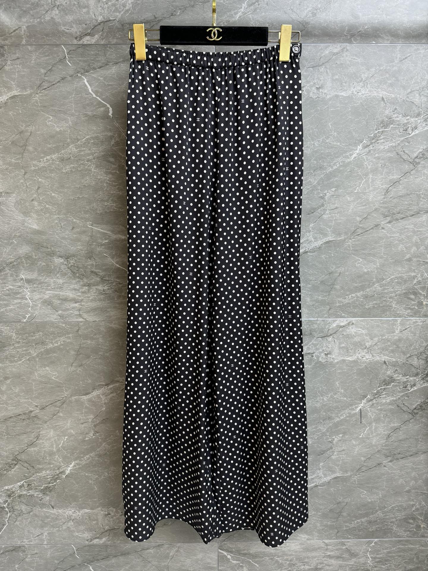 NO:307963,New early spring style is available. Xiangjia polka dot silk pants 2025 early spring series. Elastic elastic waist. Polka dot double C printed pattern. Black and white color matching. Fashionable and high-end custom twill silk fabric. Skin-friendly and comfortable. Super texture. High-waist wide-leg pants style. Lazy and casual and not picky. Full trademark. Size SM, chanel, real silk, alexander wang.19860909早春新款上新啦 香家波点真丝裤 2025早春系列 松紧弹力腰头 波点双C印花图案 黑白配色时髦高级 定制斜纹真丝面料 亲肤舒适 超有质感 高腰阔腿裤版型 慵懒随意不挑人 商标齐全 尺码SM,,chanel,real silk,alexander wang,Women's clothing