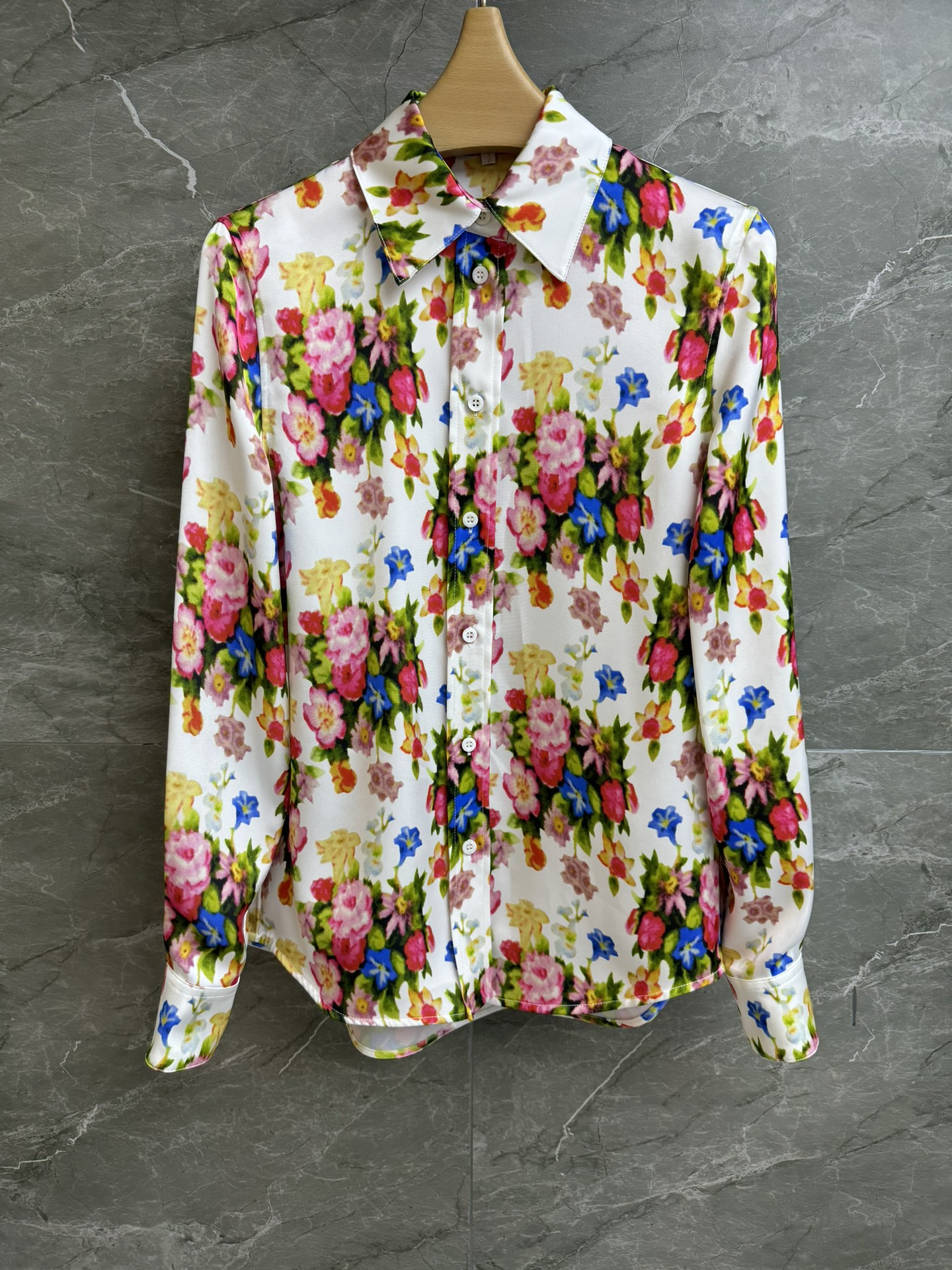 NO:307965,New early spring style is available. Luo Yiwei floral printed shirt. 2025 early spring series. Temperament lapel design. Floral printed patterns. Full colors. Bright and bright. Custom acetate fabric. Silky and skin-friendly and shiny. Normal style. Slim and temperament on the upper body. Full trademark. Size SML,,loewe,alexander wang.19860909早春新款上新啦 罗意威花卉印花衬衣 2025早春系列 气质翻领设计 采用花卉印花图案 色彩饱满 鲜艳艳丽 定制醋酸面料 丝滑亲肤有光泽 正常版型 上身显瘦又气质 商标齐全 尺码SML,,loewe,alexander wang,Women's clothing