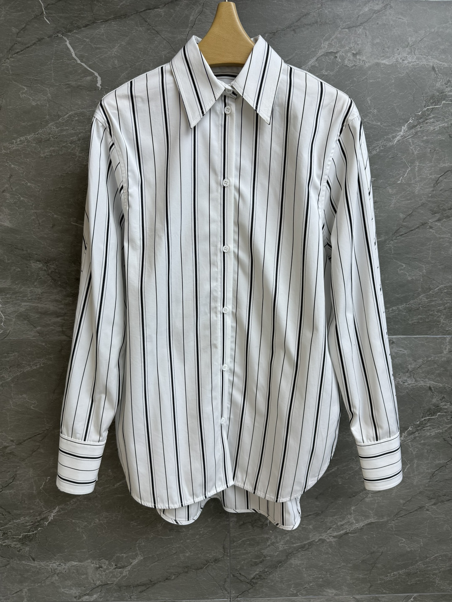 NO:307969,New early spring style is available TOTEME striped shirt 2025 spring and summer series Lapel shoulder-fall design Black and white striped color scheme Clean and high-end sense Cotton poplin material is comfortable and breathable, crisp fabric reflects the perfect body Loose style The upper body looks slim and versatile, full trademark size SM, alexander wang19860909早春新款上新啦 TOTEME条纹衬衣 2025春夏系列 翻领落肩设计 黑白条纹配色 干净高级感 棉府绸材质舒适透气 挺括面料映衬完美身形 宽松版型 上身显瘦又百搭 商标齐全 尺码SM,,alexander wang,Women's clothing