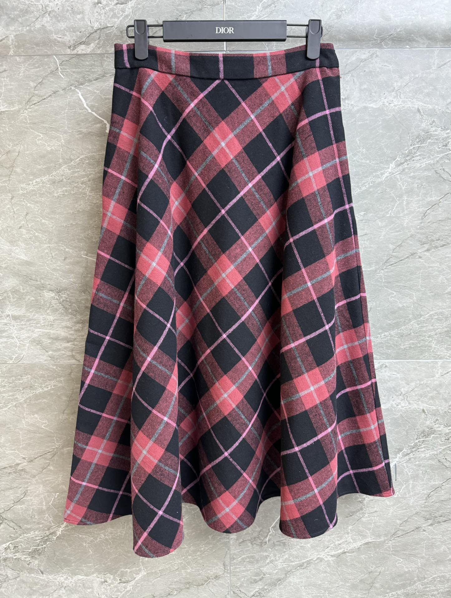 NO:307941,New early spring style is available. D home plaid mid-length skirt. 2025 early spring series. High waist design. Scottish plaid pattern. Retro and high-end custom wool fabric. Comfortable and crisp. A-line mid-length skirt style. Large skirt. The upper body looks slim and temperament. Full trademark. Size SML,,dior, skirts,alexander wang.19860909早春新款上新啦 D家格纹中长裙 2025早春系列 高腰设计 采用苏格兰格纹图案 复古又高级 定制羊毛面料 舒适挺括 A字中长裙版型 超大裙摆 上身显瘦又气质 商标齐全 尺码SML,,dior,skirts,alexander wang,Women's clothing