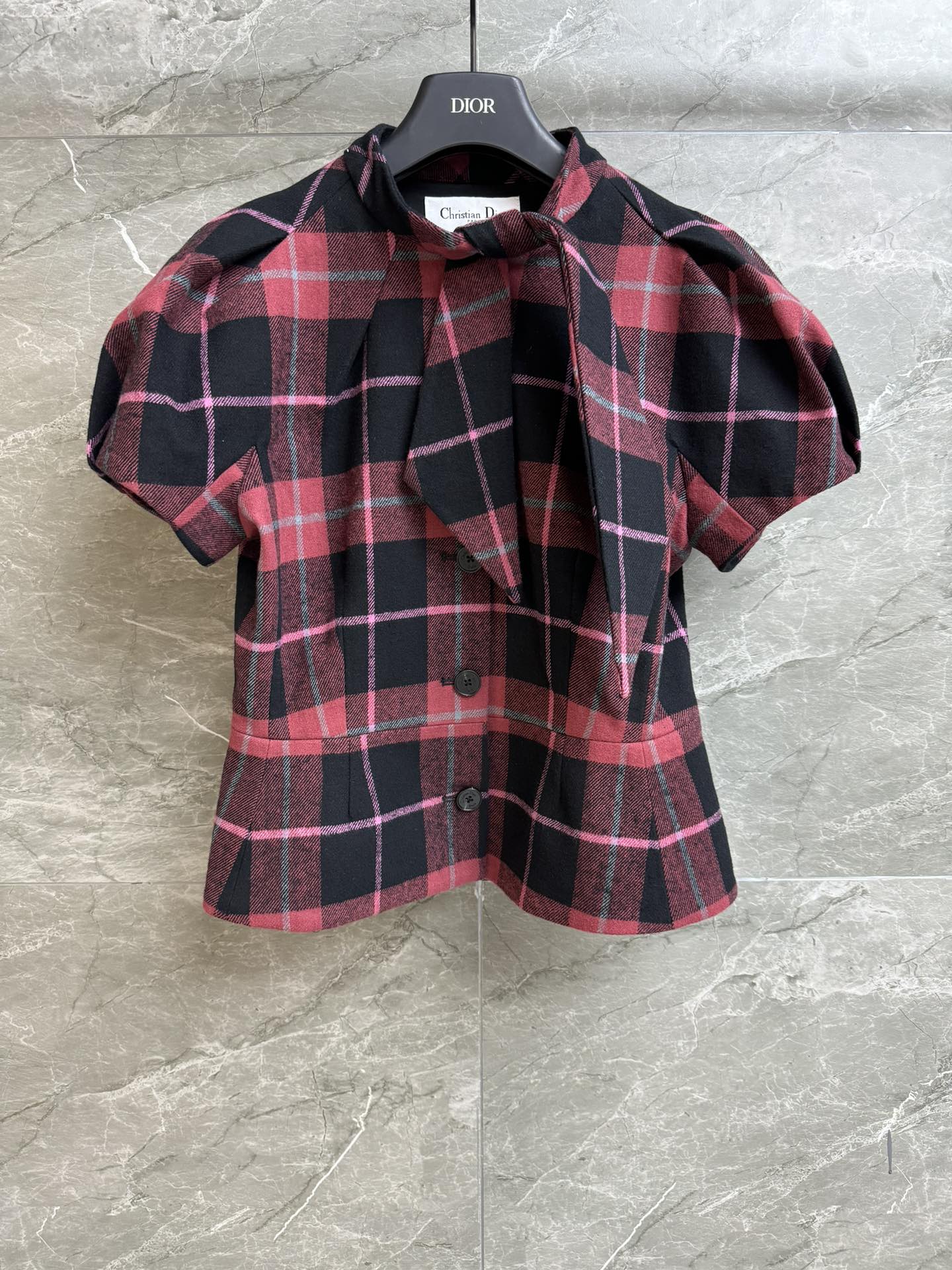 NO:307944,New early spring style is available. D home plaid puff sleeve top 2025 early spring series puff sleeve neckline adopts Scottish plaid pattern French elegant custom wool fabric comfortable and crisp slim fit style. The upper body looks slim and temperament. Full trademark size SML, dior, alexander wang19860909早春新款上新啦 D家格纹泡泡袖上衣 2025早春系列 泡泡袖系带领口 采用苏格兰格纹图案 法式优雅 定制羊毛面料 舒适挺括 修身版型 上身显瘦又气质 商标齐全 尺码SML,,dior,alexander wang,Women's clothing