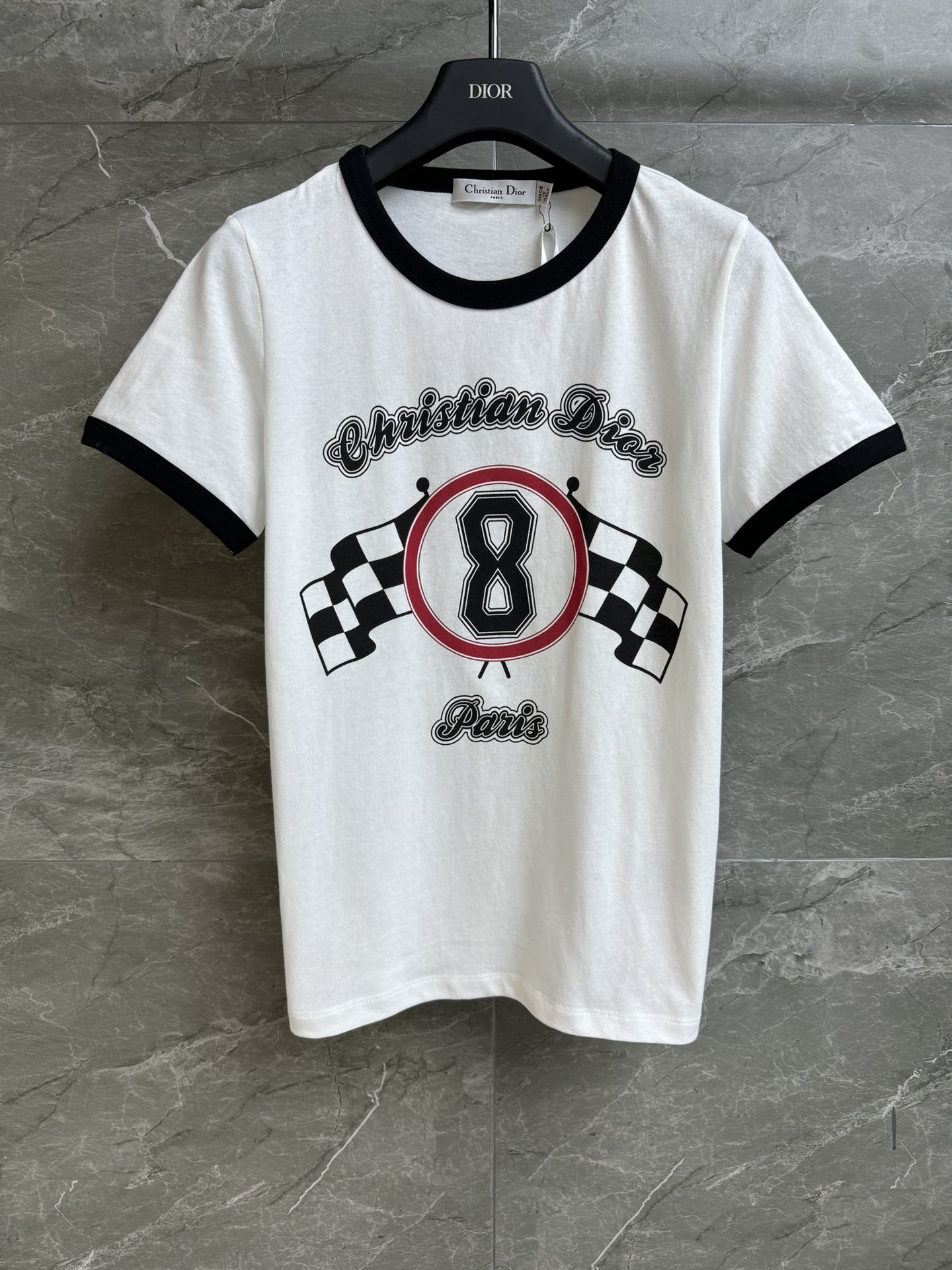 NO:307932,New early spring models are available. D-home letter printed T-shirt 2025 spring and summer series. Contrast color edge design. Classic number 8 letter flag printing pattern. Casual and fashionable. Customized cotton material. Skin-friendly and comfortable and breathable. Normal style. Slim and versatile. Full trademark. Size SML,,dior,tees, t-shirt,alexander wang.19860909早春新款上新啦 D家字母印花T恤 2025春夏系列 撞色包边设计 经典数字8字母旗帜印花图案 休闲时髦 定制纯棉材质 亲肤舒适透气 正常版型 上身显瘦又百搭 商标齐全 尺码SML,,dior,tees，t-shirt,alexander wang,Women's clothing