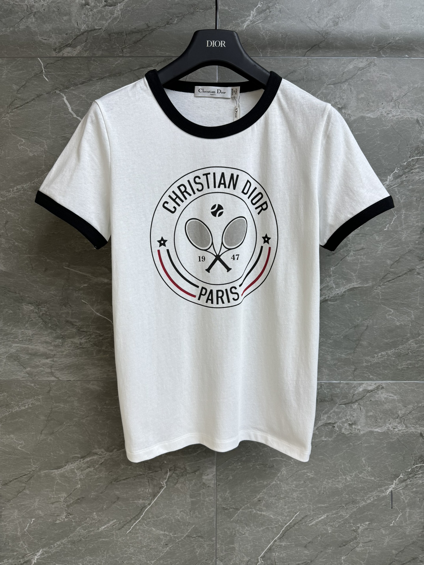 NO:307938,New early spring style is available. D-home tennis printed T-shirt 2025 spring and summer series. Contrast color edge design. Tennis letter printing pattern. Casual and fashionable. Customized cotton material. Skin-friendly and comfortable and breathable. Normal style. Slim and versatile. Full trademark. Size SM,,dior,tees, t-shirt,alexander wang.19860909早春新款上新啦 D家网球印花T恤 2025春夏系列 撞色包边设计 网球字母印花图案 休闲时髦 定制纯棉材质 亲肤舒适透气 正常版型 上身显瘦又百搭 商标齐全 尺码SM,,dior,tees，t-shirt,alexander wang,Women's clothing