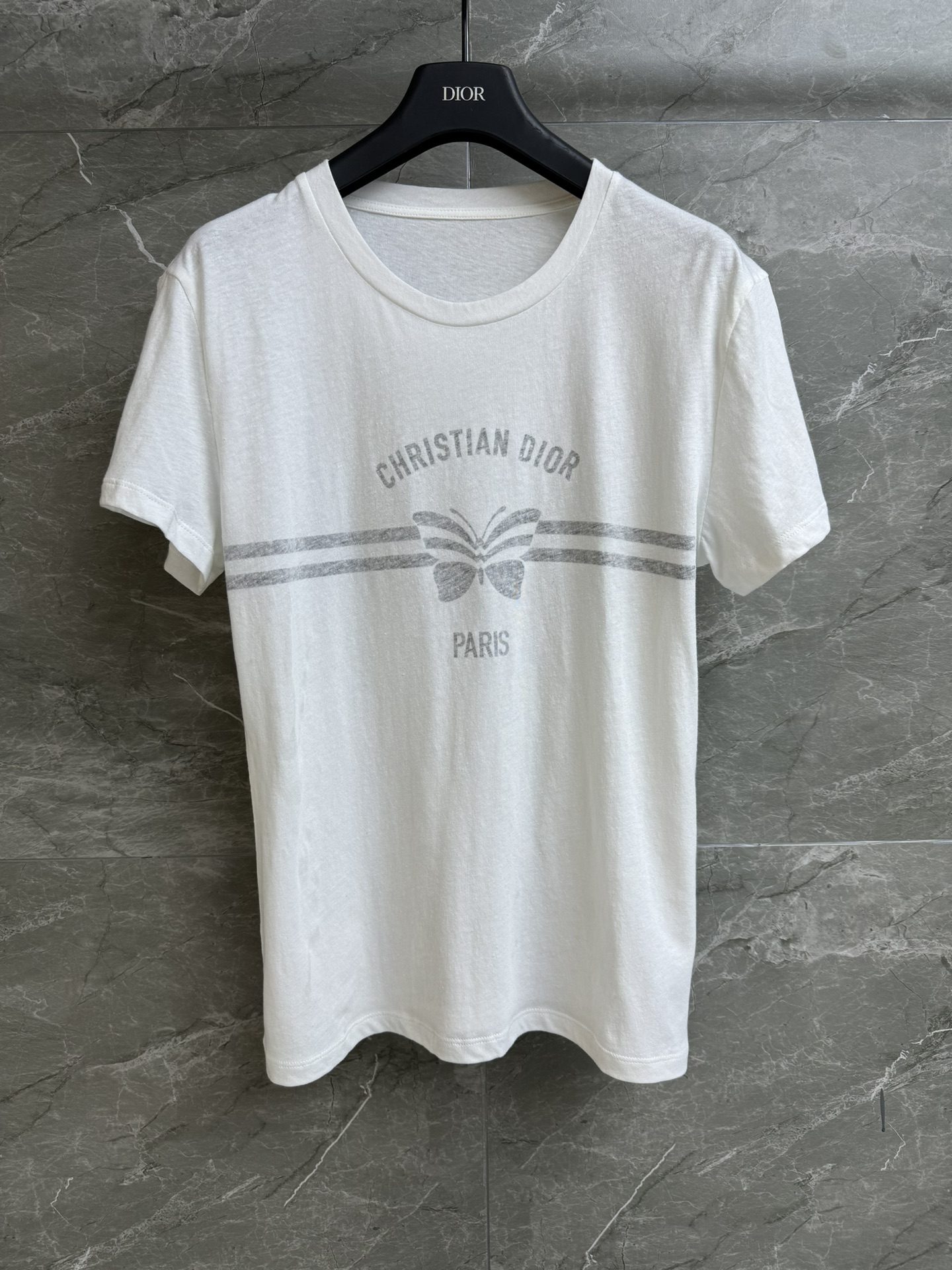 NO:307955,New spring and summer models are shipped. D home butterfly printed T-shirt 2025 spring and summer series. Round neckline design. Old butterfly printed pattern. Full of high-end sense. Customized cotton and linen fabric. Light, comfortable and breathable. Loose style. Slim and versatile upper body. Full trademark. Size SML,,dior,tees, t-shirt,alexander wang.19860909春夏新款出货啦 D家蝴蝶印花T恤 2025春夏系列 圆领领口设计 做旧蝴蝶印花图案 满满高级感 定制棉麻面料 轻薄舒适透气 宽松版型 上身显瘦又百搭 商标齐全 尺码SML,,dior,tees，t-shirt,alexander wang,Women's clothing