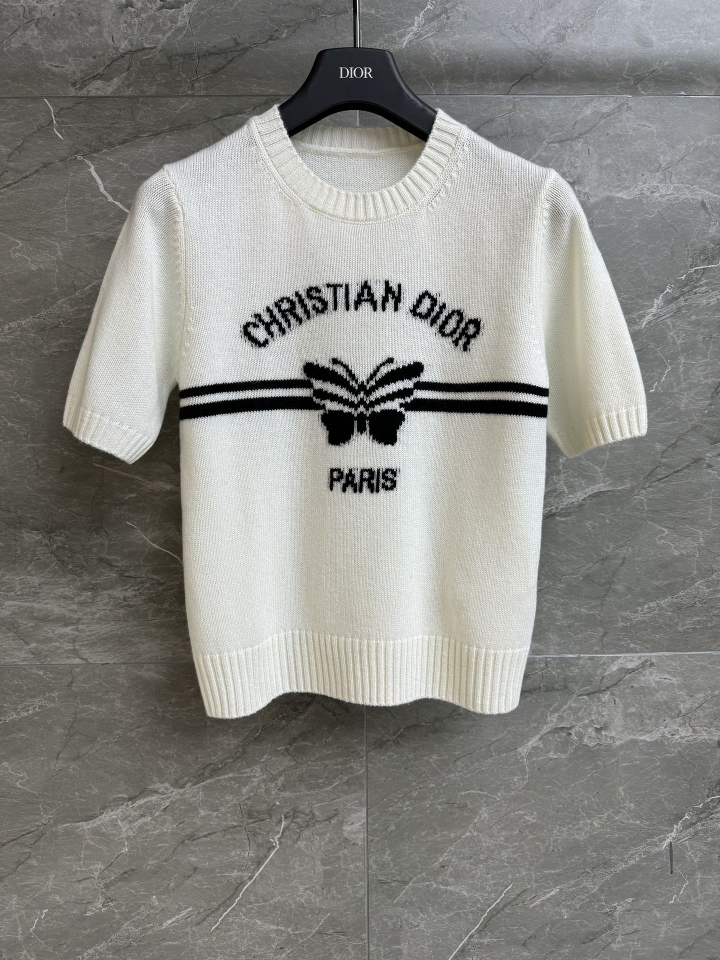 NO:307949,New spring and summer models are shipped. D home butterfly knitted short sleeves. 2025 spring and summer series. Round neck ribbed neckline. Butterfly letter jacquard pattern. Fashionable and age-reducing style. Cashmere knitted fabric. Soft and comfortable. Normal style. Slim and temperament on the upper body. Full trademark. Size SML,,dior,T-shirt,alexander wang.19860909春夏新款出货啦 D家蝴蝶针织短袖 2025春夏系列 圆领罗纹领口 蝴蝶字母提花图案 时髦减龄洋气 羊绒针织面料 柔软舒适 正常版型 上身显瘦又气质 商标齐全 尺码SML,,dior,T-shirt,alexander wang,Women's clothing