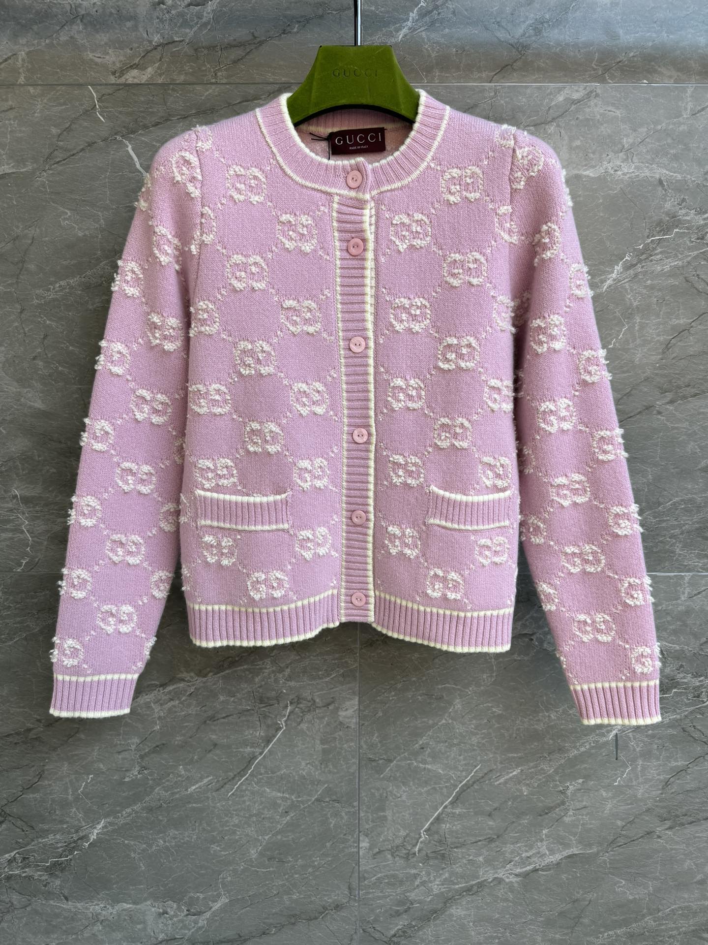 NO:325394,High-version shipped GHJ wool cardigan 2025 early spring series round neck ribbed neckline knotted GG jacquard pattern pink and white color matching fashionable age-reducing 100% wool material warm and thick texture loose style upper body slim and temperament full trademark size SML, alexander wang19860909高版本出货啦 Ｇ家提花羊毛开衫 2025早春系列 圆领罗纹领口 结子绒GG提花图案 粉白配色时髦减龄 百分百羊毛材质 保暖厚实有质感 宽松版型 上身显瘦又气质 商标齐全 尺码SML,,alexander wang,Women's clothing