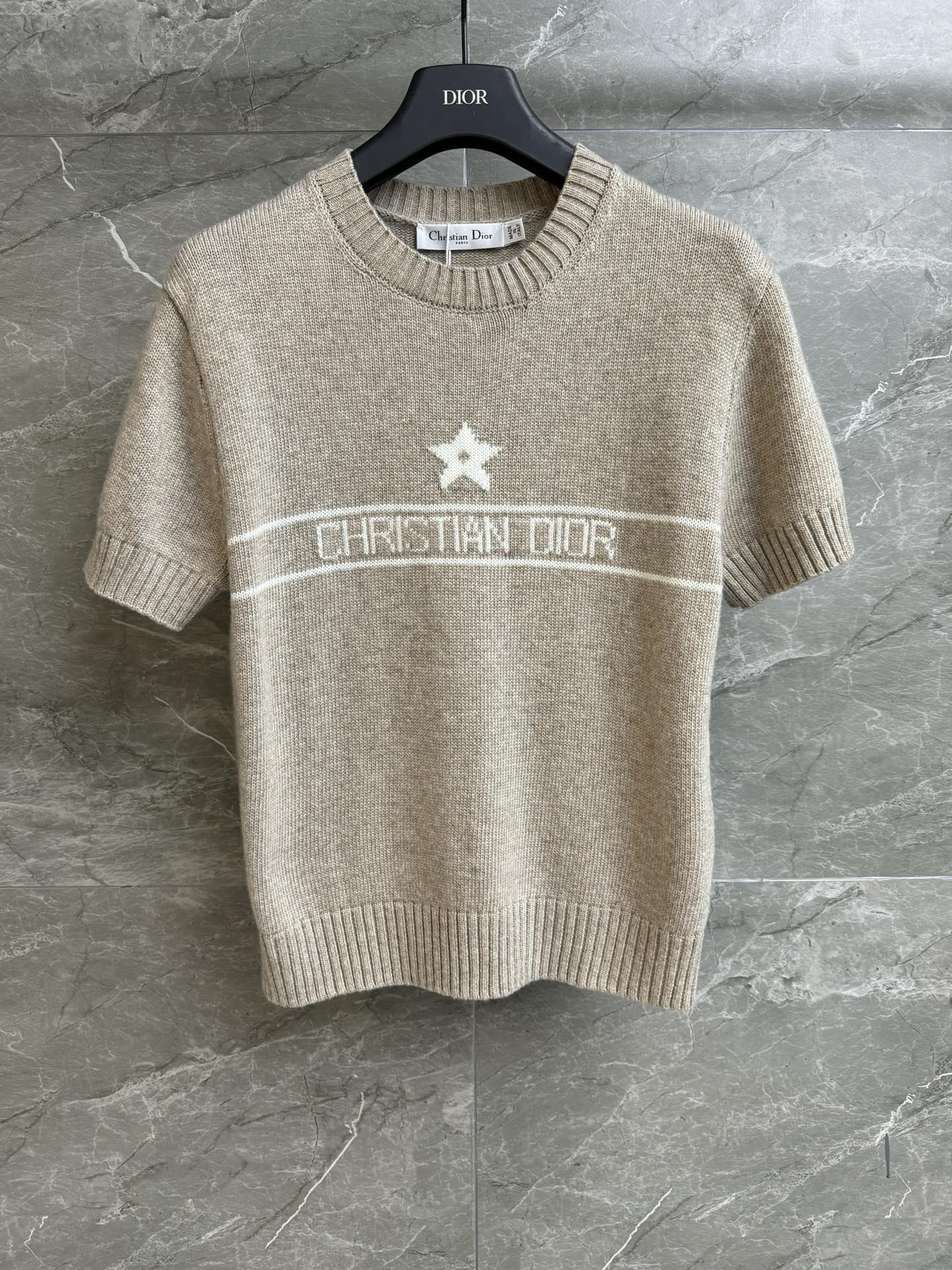 NO:308493,New early spring models are available. D home five-pointed star jacquard short sleeves. 2025 early spring series. Round neckline ribbed neckline. Five-pointed star letter jacquard pattern. Fashionable and fashionable color matching. Custom knitted fabric. Soft and comfortable. Normal style. Slim and temperament on the upper body. Full trademark. Size SML,,dior,T-shirt,alexander wang.19860909早春新款上新啦 D家五角星提花短袖 2025早春系列 圆领罗纹领口 五角星字母提花图案 配色时髦洋气 定制针织面料 软糯舒适 正常版型 上身显瘦又气质 商标齐全 尺码SML,,dior,T-shirt,alexander wang,Women's clothing