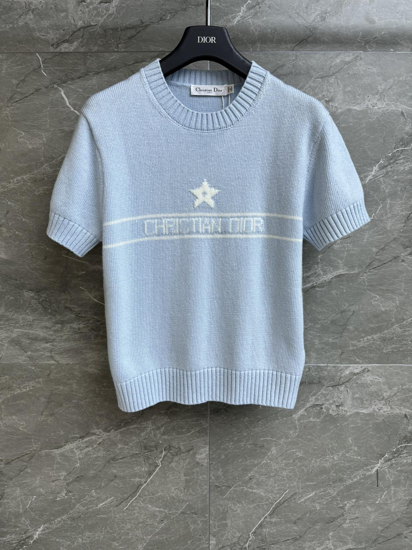 NO:308470,New early spring models are available. D home five-pointed star jacquard short sleeves. 2025 early spring series. Round neckline ribbed neckline. Five-pointed star letter jacquard pattern. Fashionable and fashionable color matching. Custom knitted fabric. Soft and comfortable. Normal style. Slim and temperament on the upper body. Full trademark. Size SML,,dior,T-shirt,alexander wang.19860909早春新款上新啦 D家五角星提花短袖 2025早春系列 圆领罗纹领口 五角星字母提花图案 配色时髦洋气 定制针织面料 软糯舒适 正常版型 上身显瘦又气质 商标齐全 尺码SML,,dior,T-shirt,alexander wang,Women's clothing