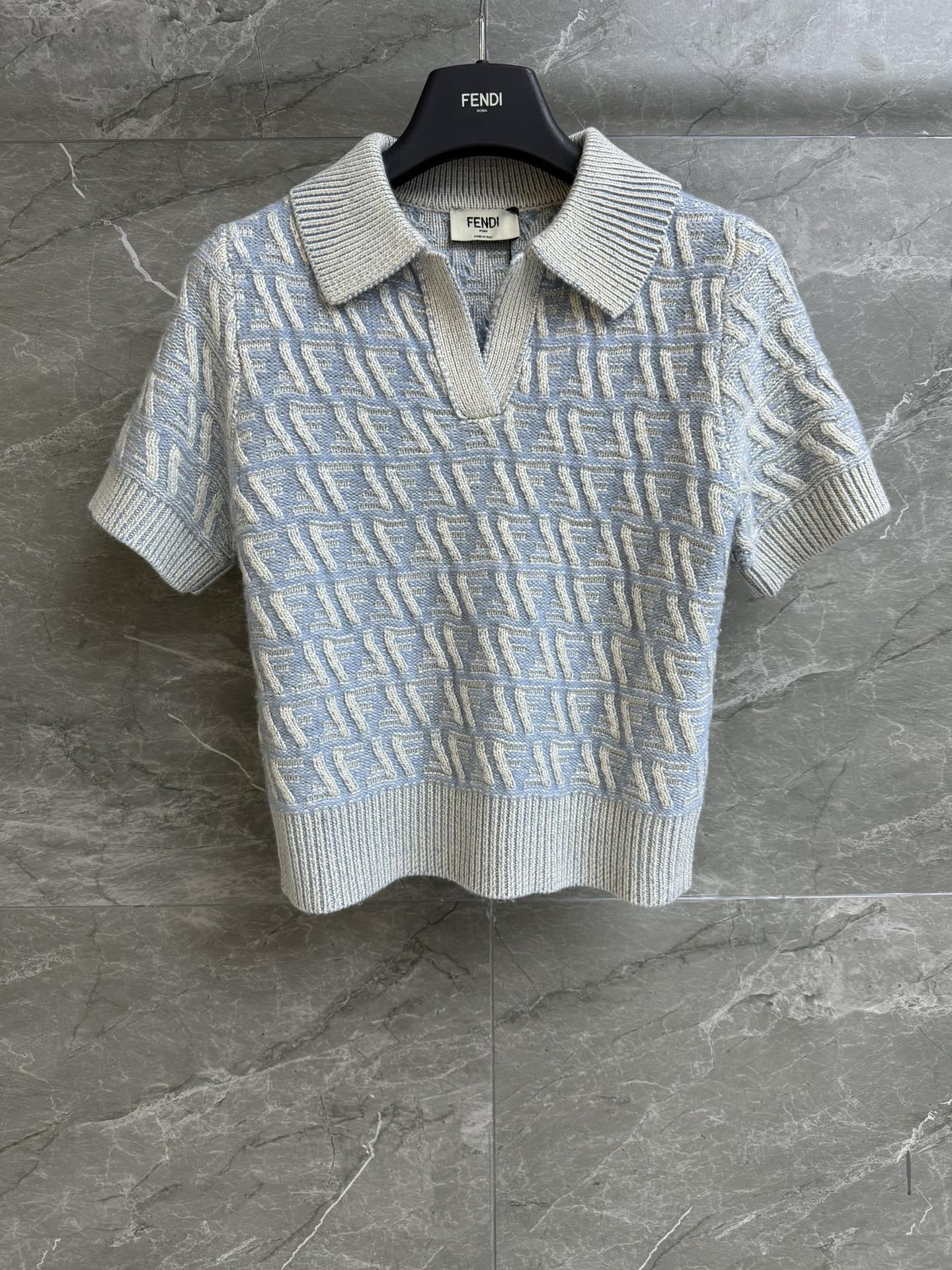 NO:308482,New early spring models are available. FD jacquard short-sleeved Polo shirt 2025 early spring series. Classic Polo neckline. Three-dimensional FF jacquard pattern. Cold and high-end color matching. Wool blend fabric. Soft and skin-friendly. Slim fit. Upper body looks slim and temperament. Full trademark. Size sml, T-shirt, alexander wang.19860909早春新款上新啦 FD提花短袖Polo衫 2025早春系列 经典Polo领口 立体FF提花图案 配色清冷高级 羊毛混纺面料 柔软亲肤 修身版型 上身显瘦又气质 商标齐全 尺码sml,,T-shirt,alexander wang,Women's clothing