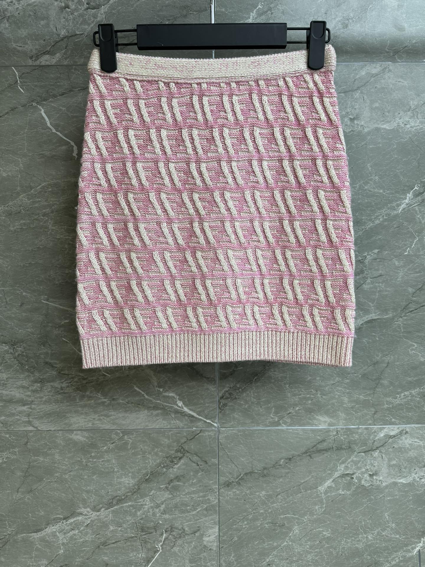 NO:308475,New early spring style is available. FD jacquard knitted short skirt. 2025 early spring series. High waist design lengthens the leg lines. Three-dimensional FF jacquard pattern. Cold and high-end color matching. Wool blend fabric. Soft and skin-friendly. Slim fit. The upper body looks slim and temperament. Full trademark. Size sm, skirts, alexander wang.19860909早春新款上新啦 FD提花针织短裙 2025早春系列 高腰设计拉长腿部线条 立体FF提花图案 配色清冷高级 羊毛混纺面料 柔软亲肤 修身版型 上身显瘦又气质 商标齐全 尺码sm,,skirts,alexander wang,Women's clothing