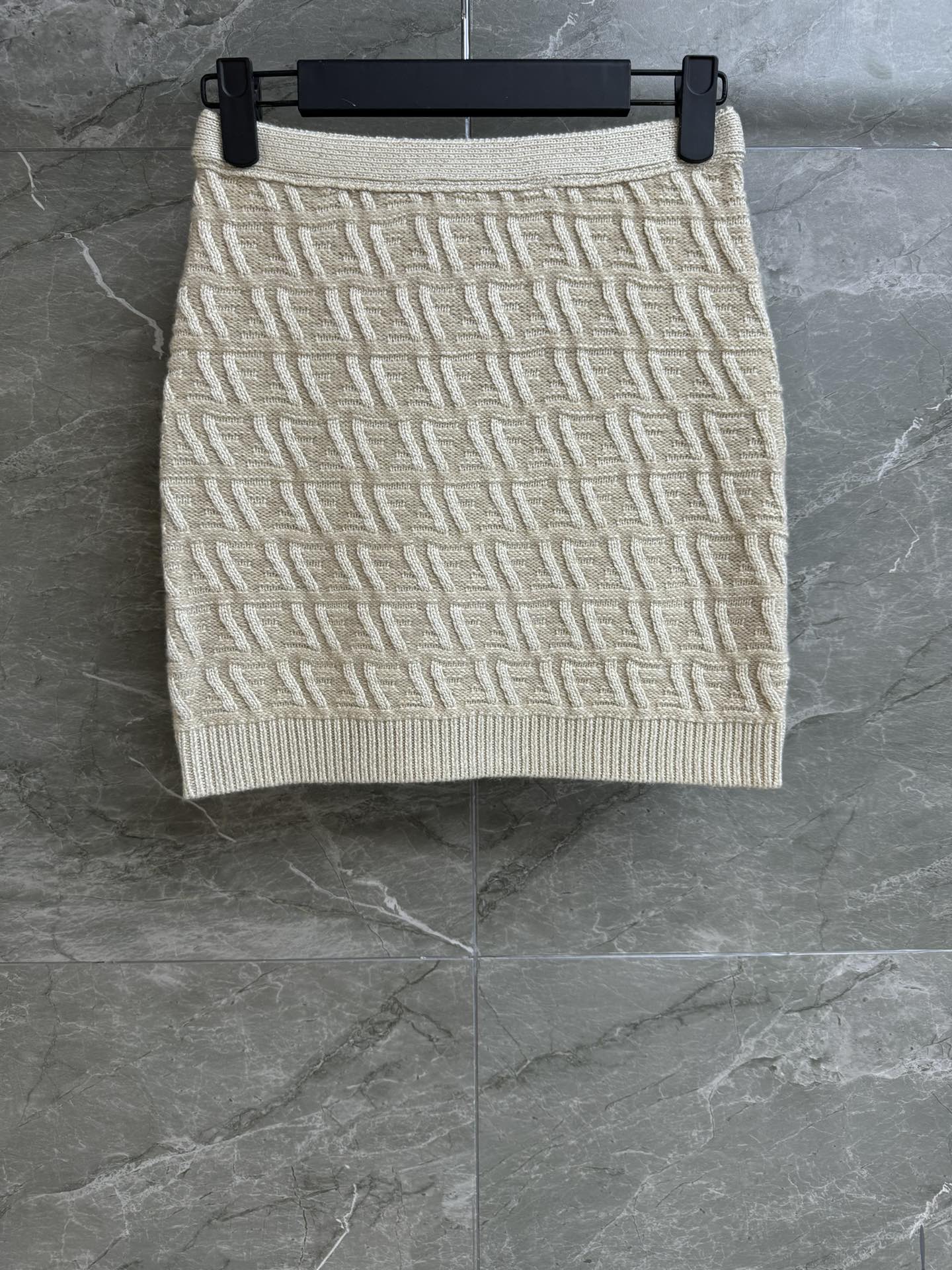 NO:308481,New early spring style is available. FD jacquard knitted short skirt. 2025 early spring series. High waist design lengthens the leg lines. Three-dimensional FF jacquard pattern. Cold and high-end color matching. Wool-blend fabric. Soft and skin-friendly. Slim fit. The upper body looks slim and temperament. Full trademark. Size sml,, skirts, alexander wang.19860909早春新款上新啦 FD提花针织短裙 2025早春系列 高腰设计拉长腿部线条 立体FF提花图案 配色清冷高级 羊毛混纺面料 柔软亲肤 修身版型 上身显瘦又气质 商标齐全 尺码sml,,skirts,alexander wang,Women's clothing