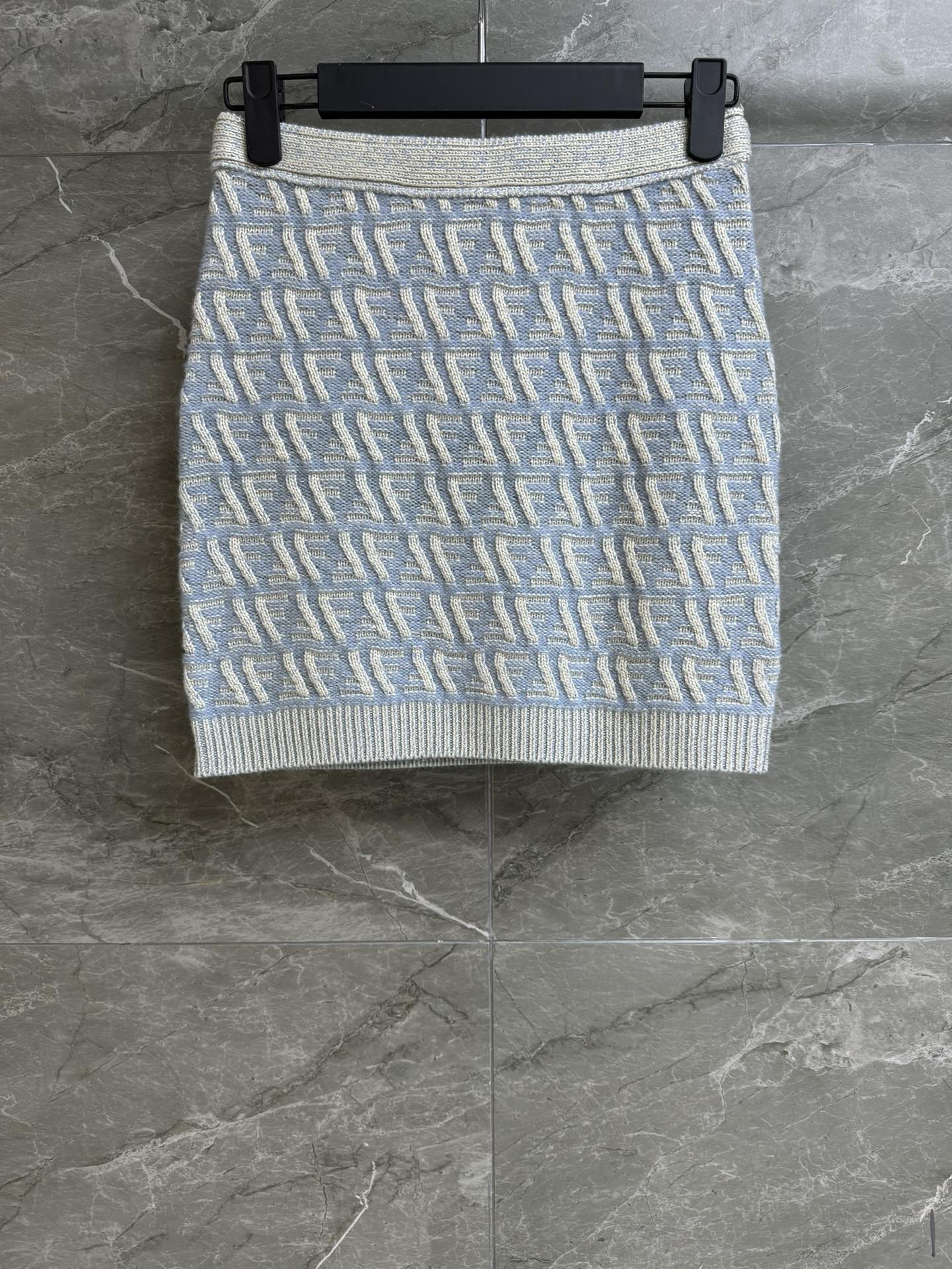 NO:308487,New early spring style is available. FD jacquard knitted short skirt. 2025 early spring series. High waist design lengthens the leg lines. Three-dimensional FF jacquard pattern. Cold and high-end color matching. Wool-blend fabric. Soft and skin-friendly. Slim fit. The upper body looks slim and temperament. Full trademark. Size sml,, skirts, alexander wang.19860909早春新款上新啦 FD提花针织短裙 2025早春系列 高腰设计拉长腿部线条 立体FF提花图案 配色清冷高级 羊毛混纺面料 柔软亲肤 修身版型 上身显瘦又气质 商标齐全 尺码sml,,skirts,alexander wang,Women's clothing