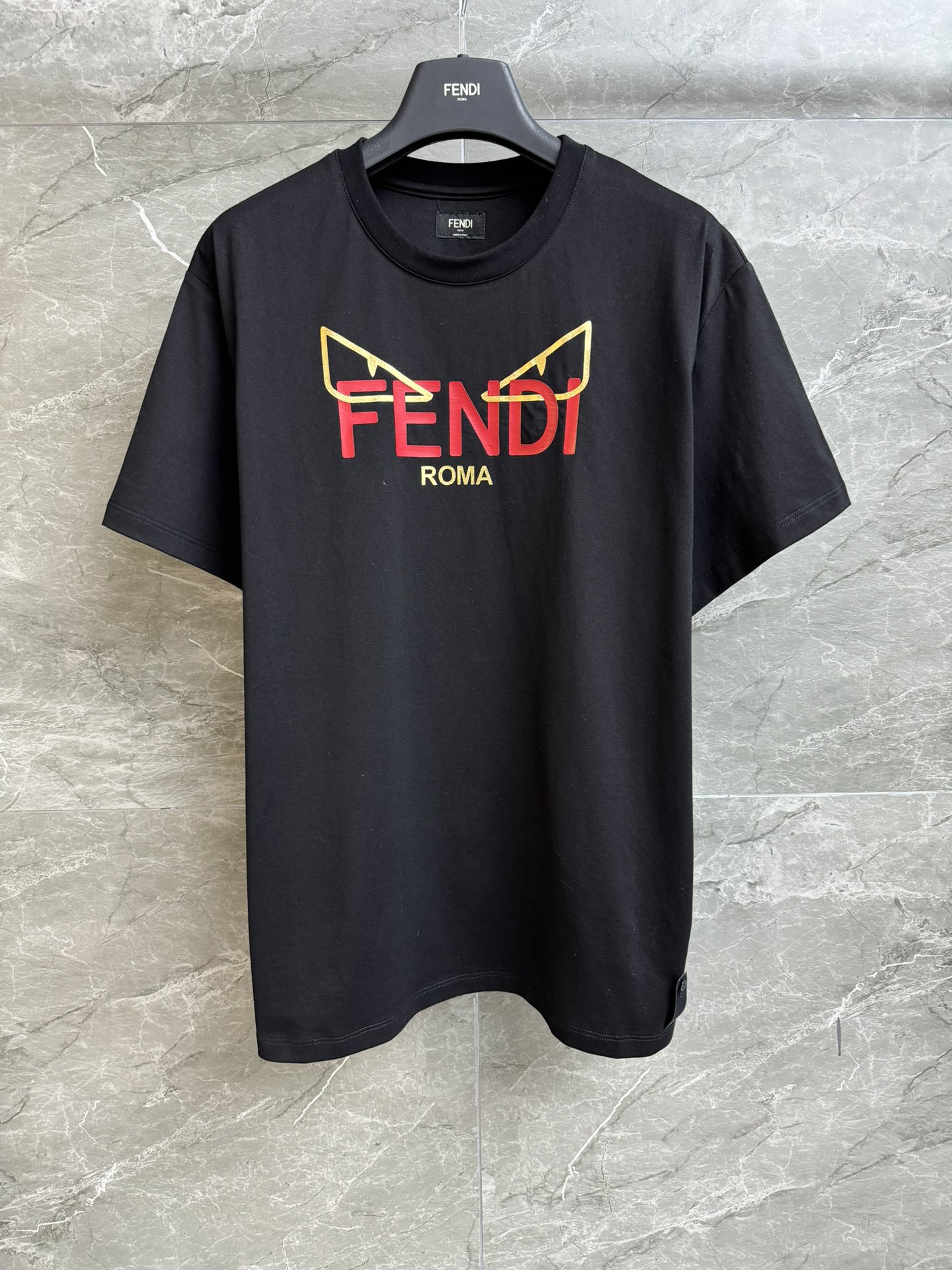 NO:308469,New early spring style is available. FD little monster printed T-shirt 2025 New Year limited series. Round neckline design. Little monster printed pattern with red and gold. Fashionable and high-end customized cotton fabric. Comfortable and skin-friendly. Loose style. Not to be picked. Men and women. Full trademark. Size SML,,tees, t-shirt,alexander wang.19860909早春新款上新啦 FD小怪兽印花T恤 2025新年限定系列 圆领领口设计 红色和金色结合的小怪兽印花图案 时髦高级 定制纯棉面料 舒适亲肤 宽松版型 不挑人穿 男女同款 商标齐全 尺码SML,,tees，t-shirt,alexander wang,Women's clothing